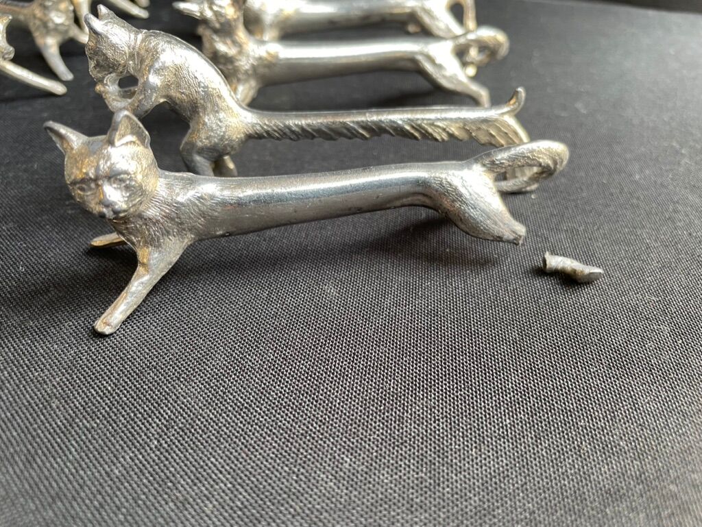 12 animal knife holders in tin