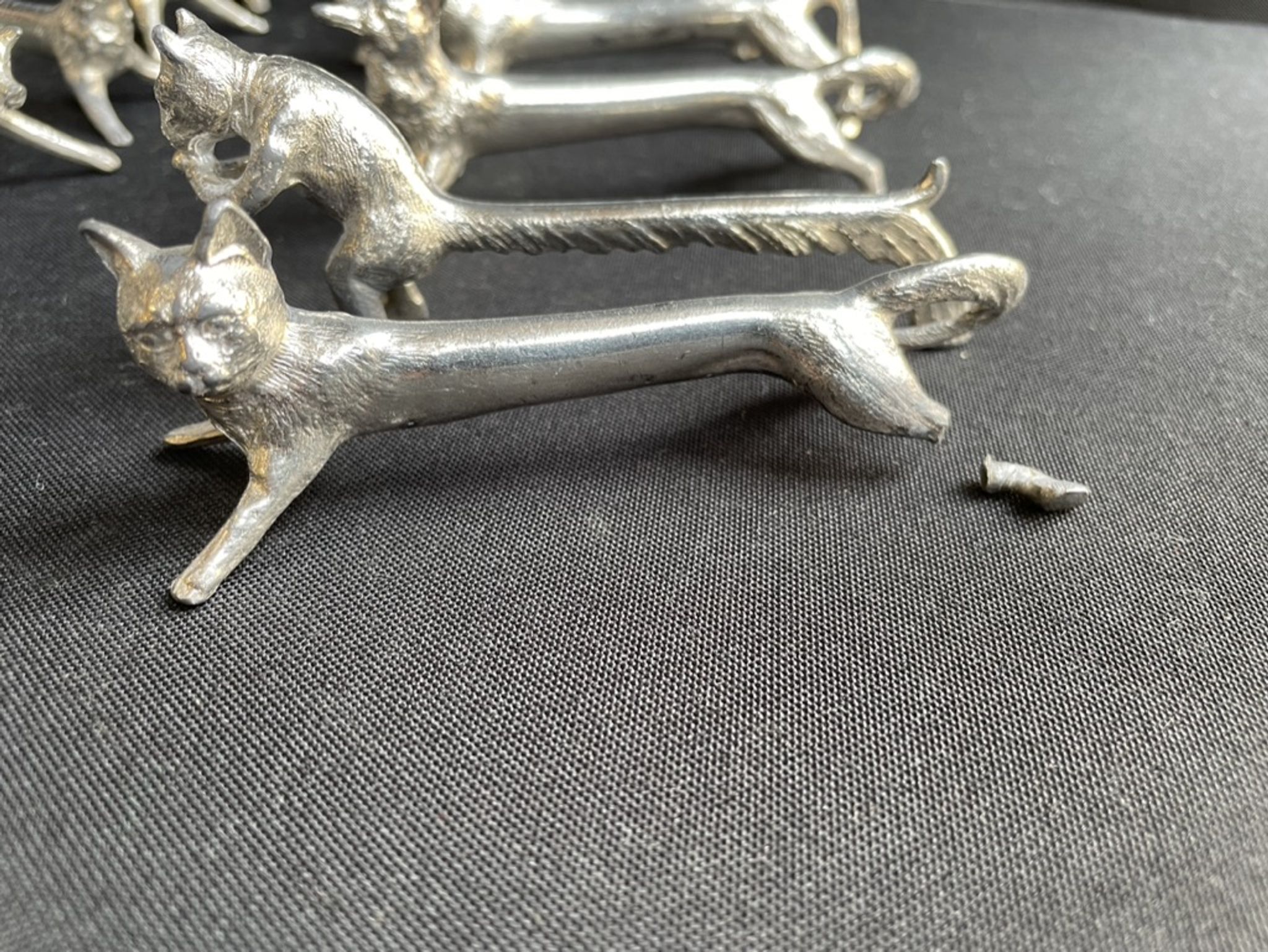12 animal knife holders in tin