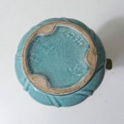 Ancien vase pichet en barbotine art déco turquoise à fleurs