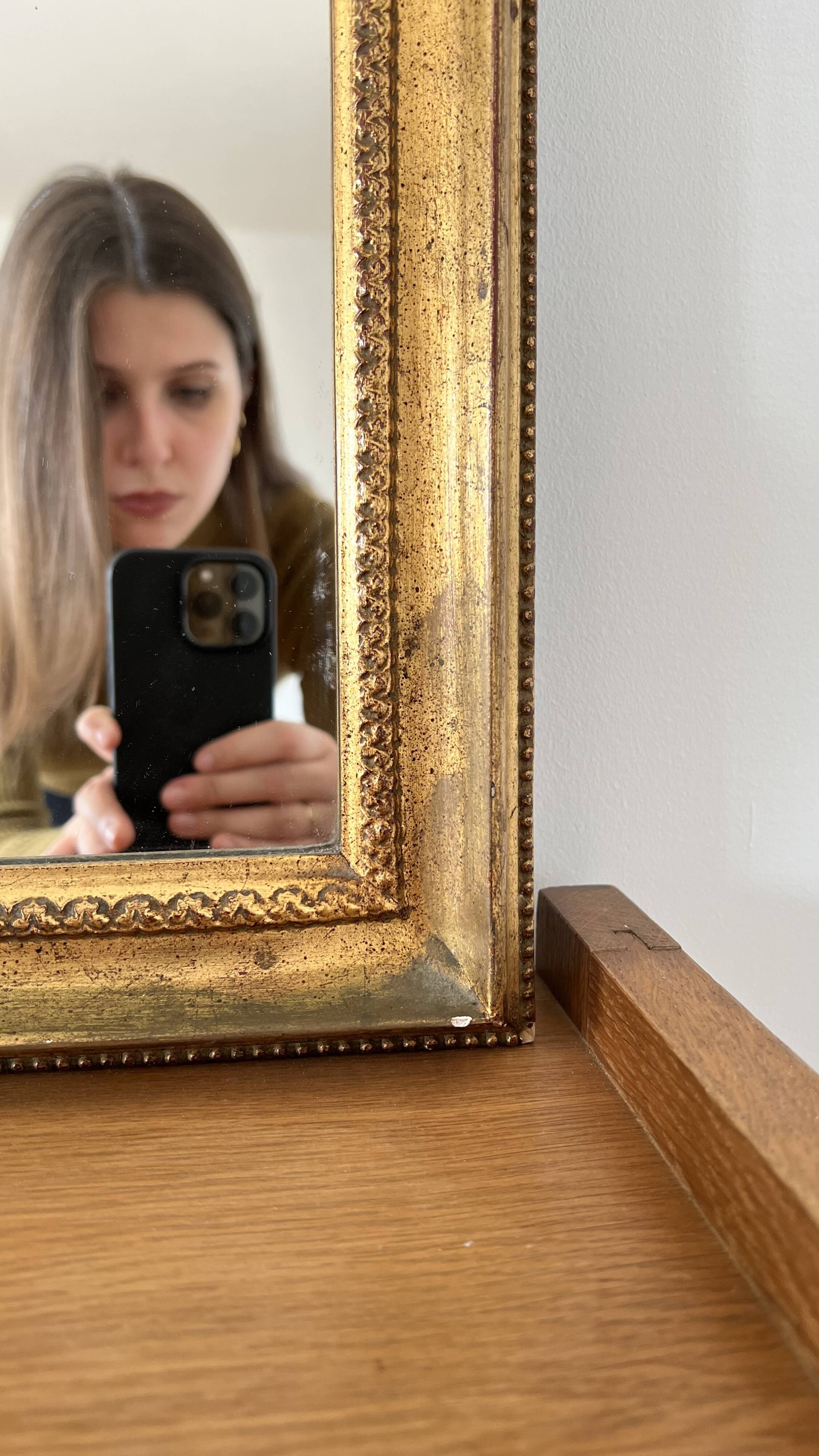 Elongated golden mirror