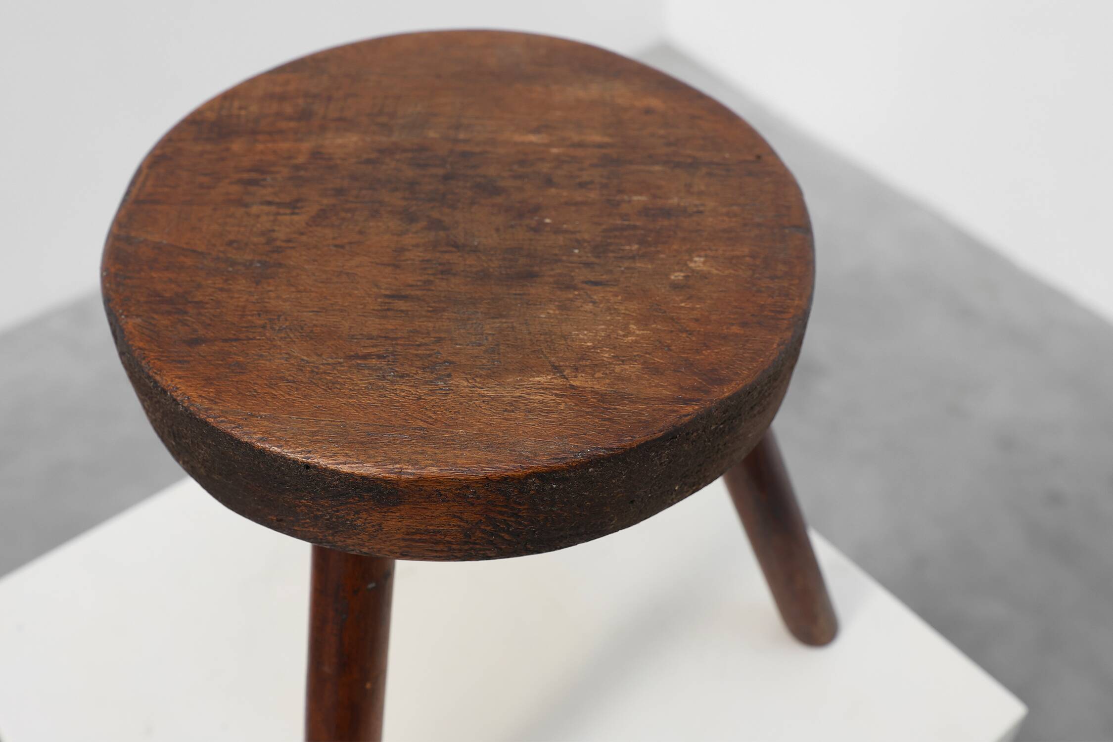 Tabouret trépied en chêne rustique, France, vers 1900