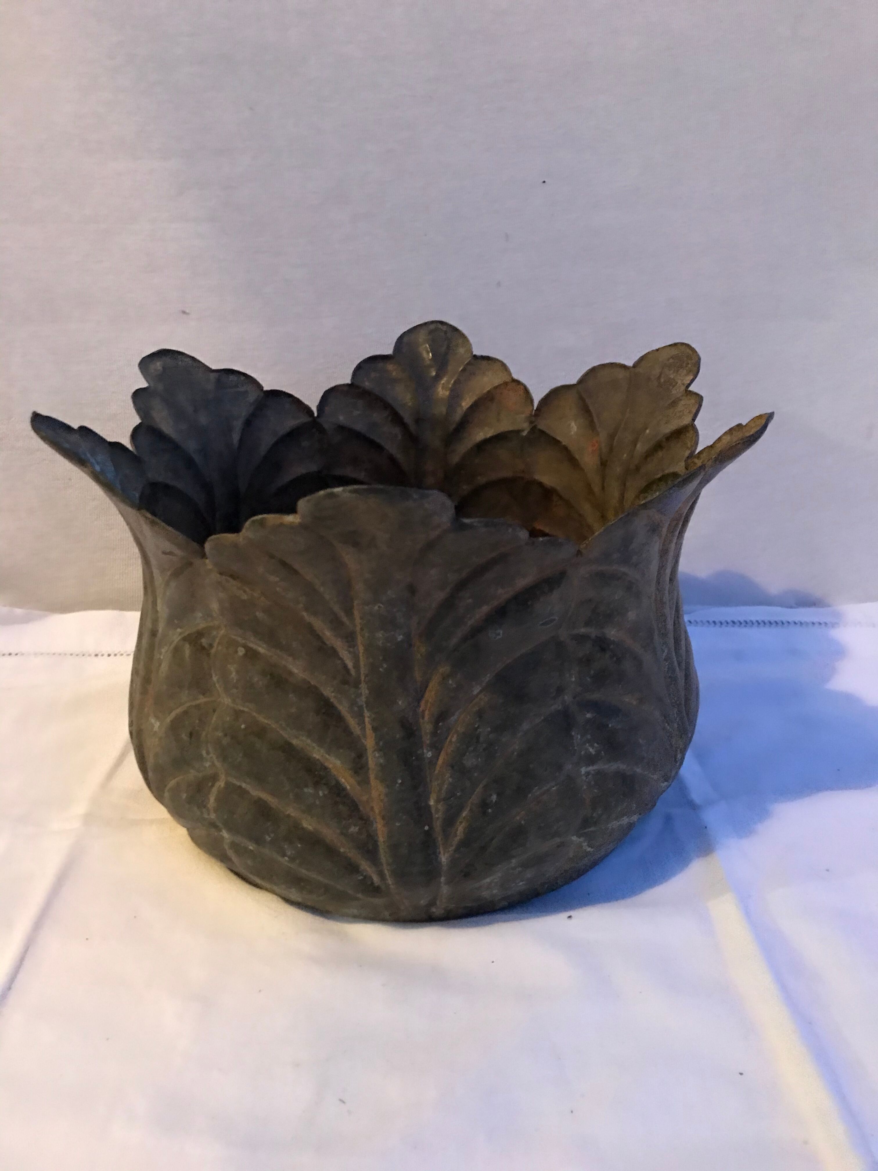 Cache pot plants metal shape petals flowers decoration vintage garden decoration