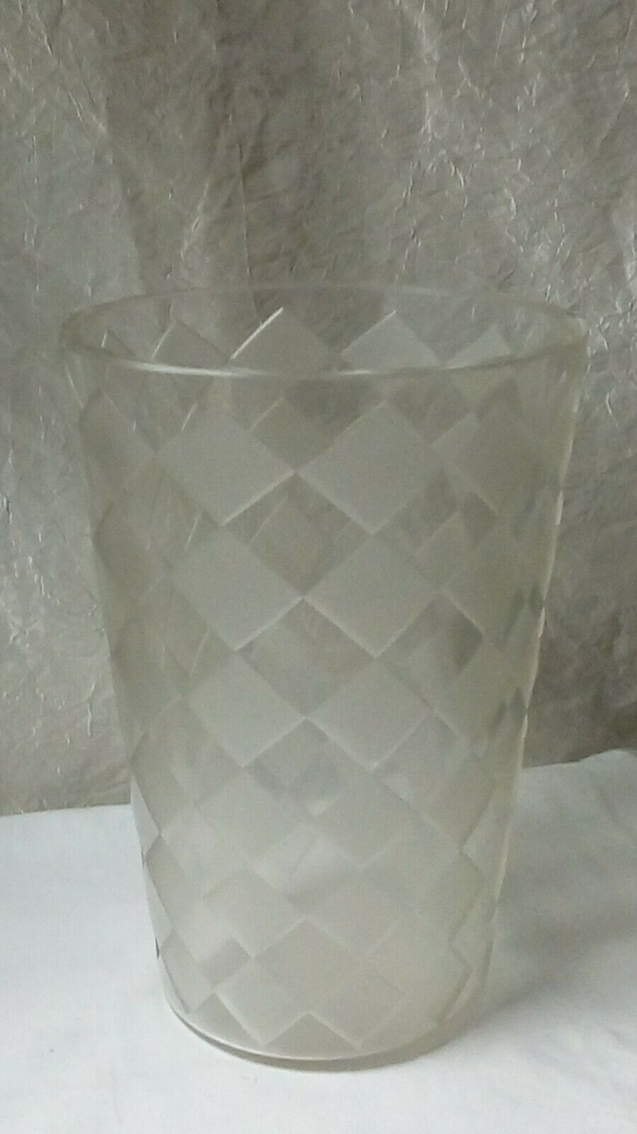 Diamond checkered crystal vase in depoli art deco glass
