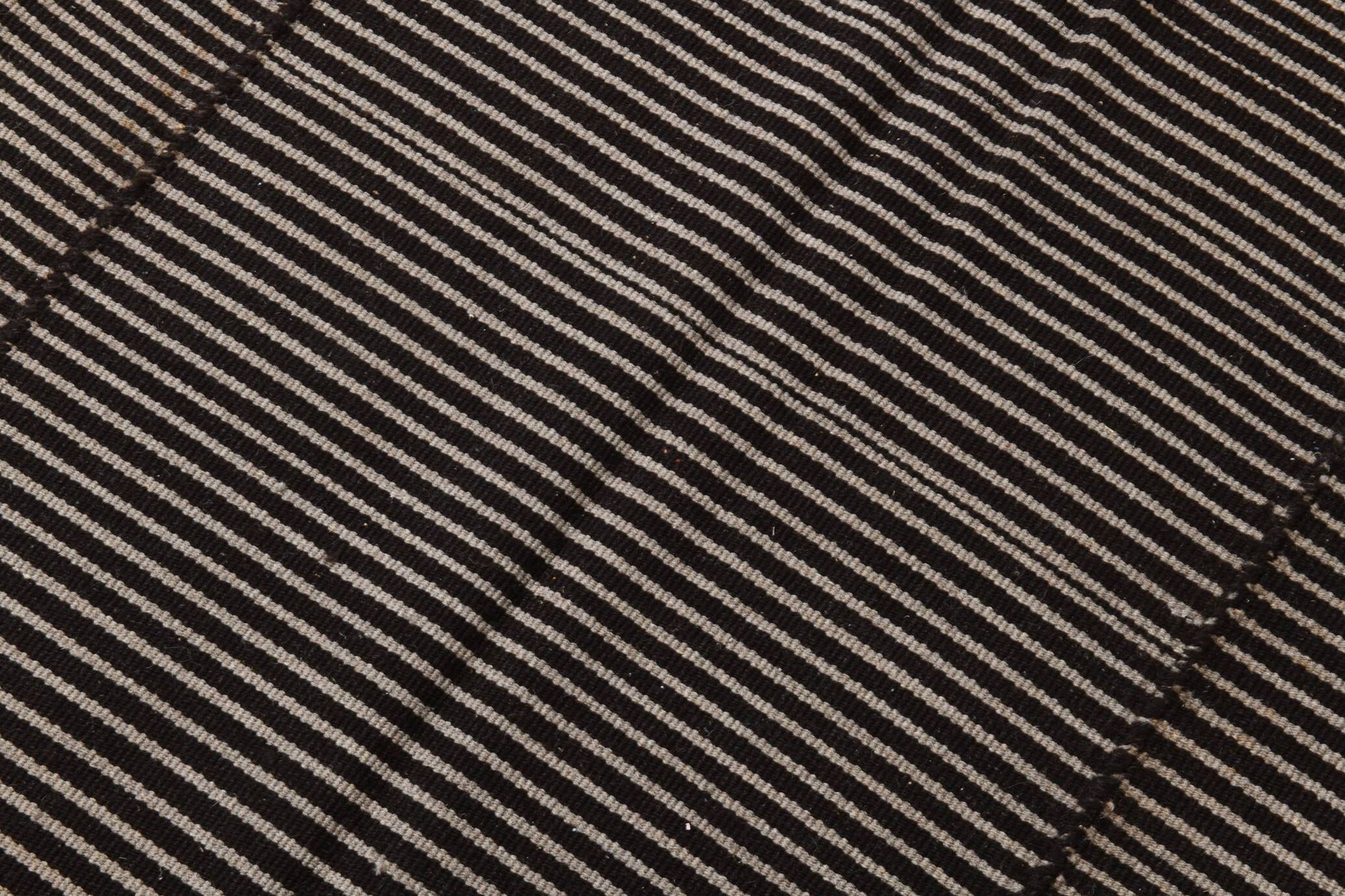 Tapis turc à fines rayures noires et grises (6 x 9 po), 183 x 269 cm