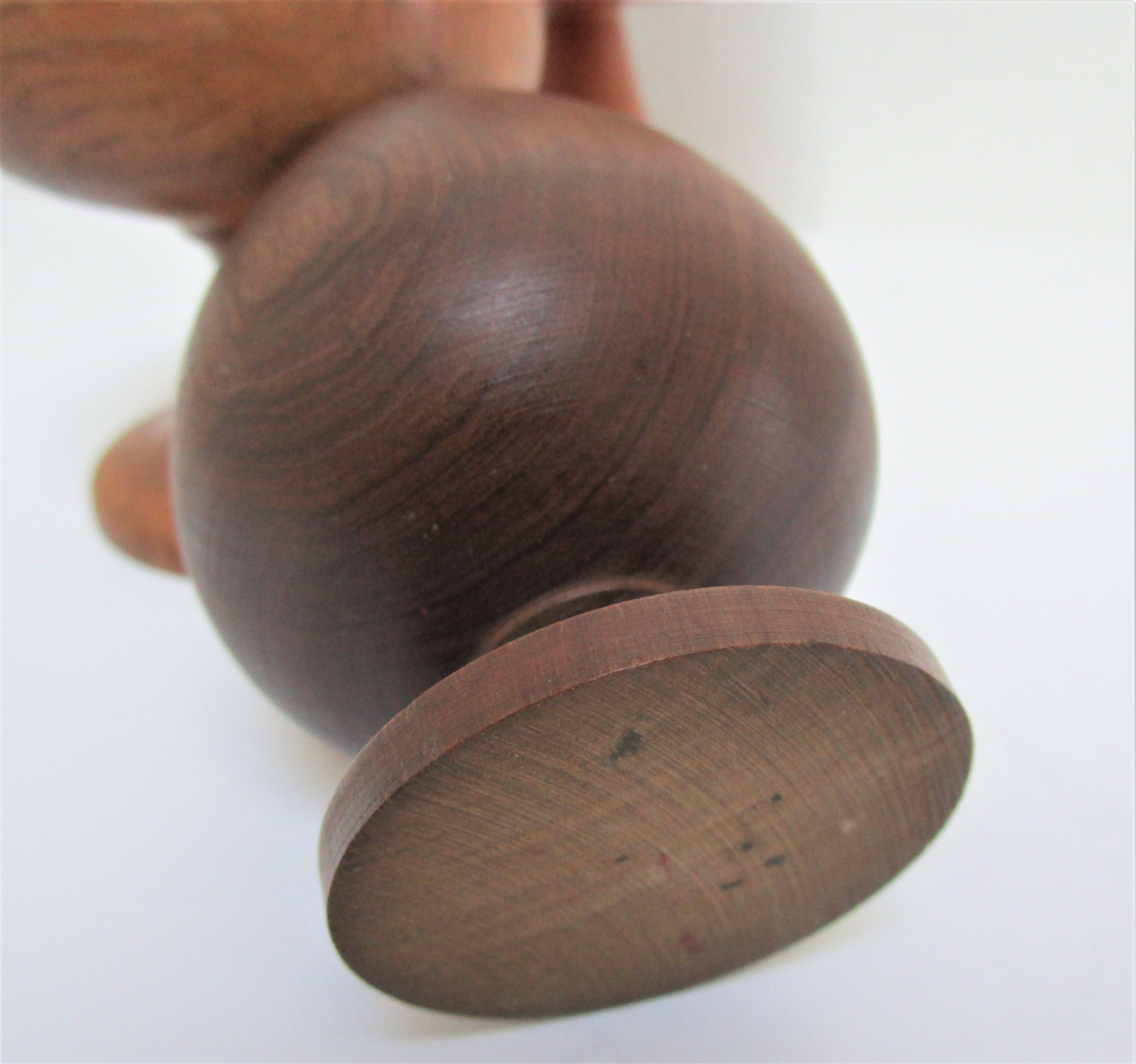 Cinq verres à pied en bois tourné vintage