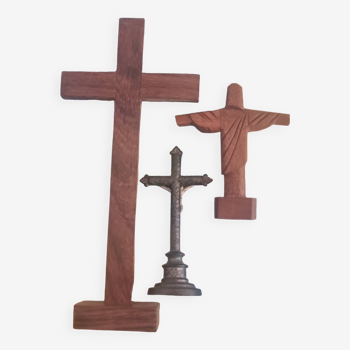 Lot Of 3 Crucifixes - Christ Regulates - Wooden And Metal Cross - Christ..standing