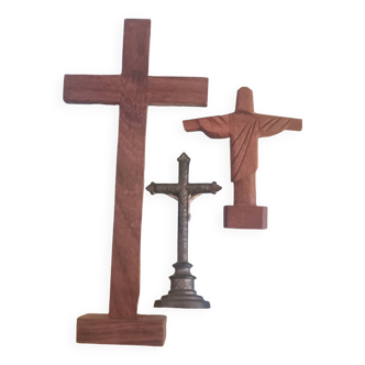 Lot Of 3 Crucifixes - Christ Regulates - Wooden And Metal Cross - Christ..standing