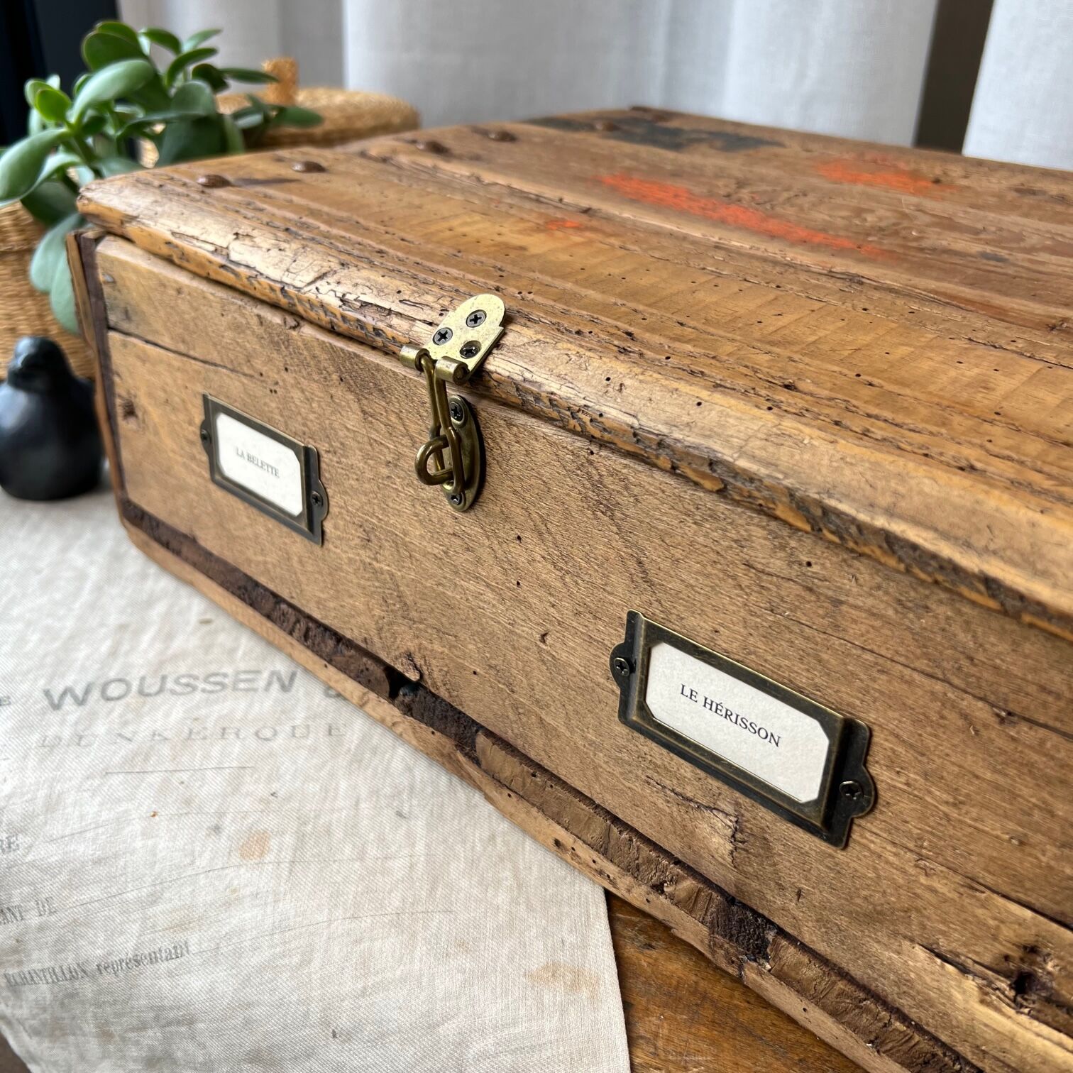 Raw wooden box “The weasel & the hedgehog”