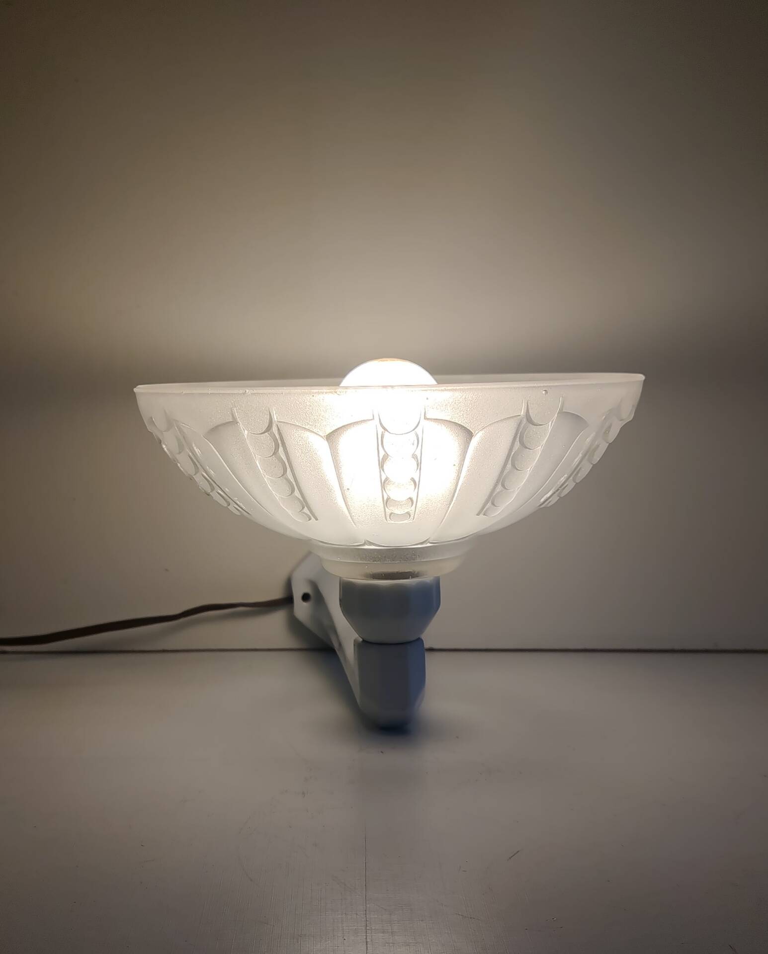 Art Deco wall light in porcelain and glass paste - 1930s/40s