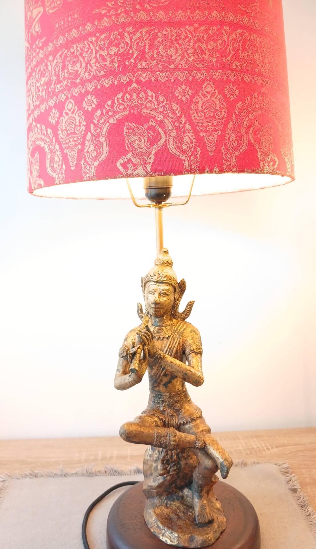 Unique and monumental Siamese bronze lamp from the 19th century, stamped.