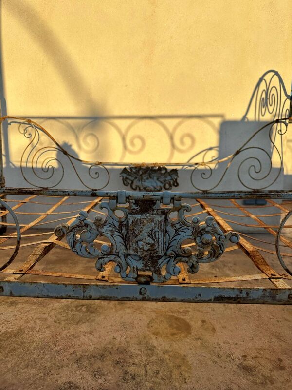 Lit ancien en fer forgé – patine d’origine – début XXe siècle