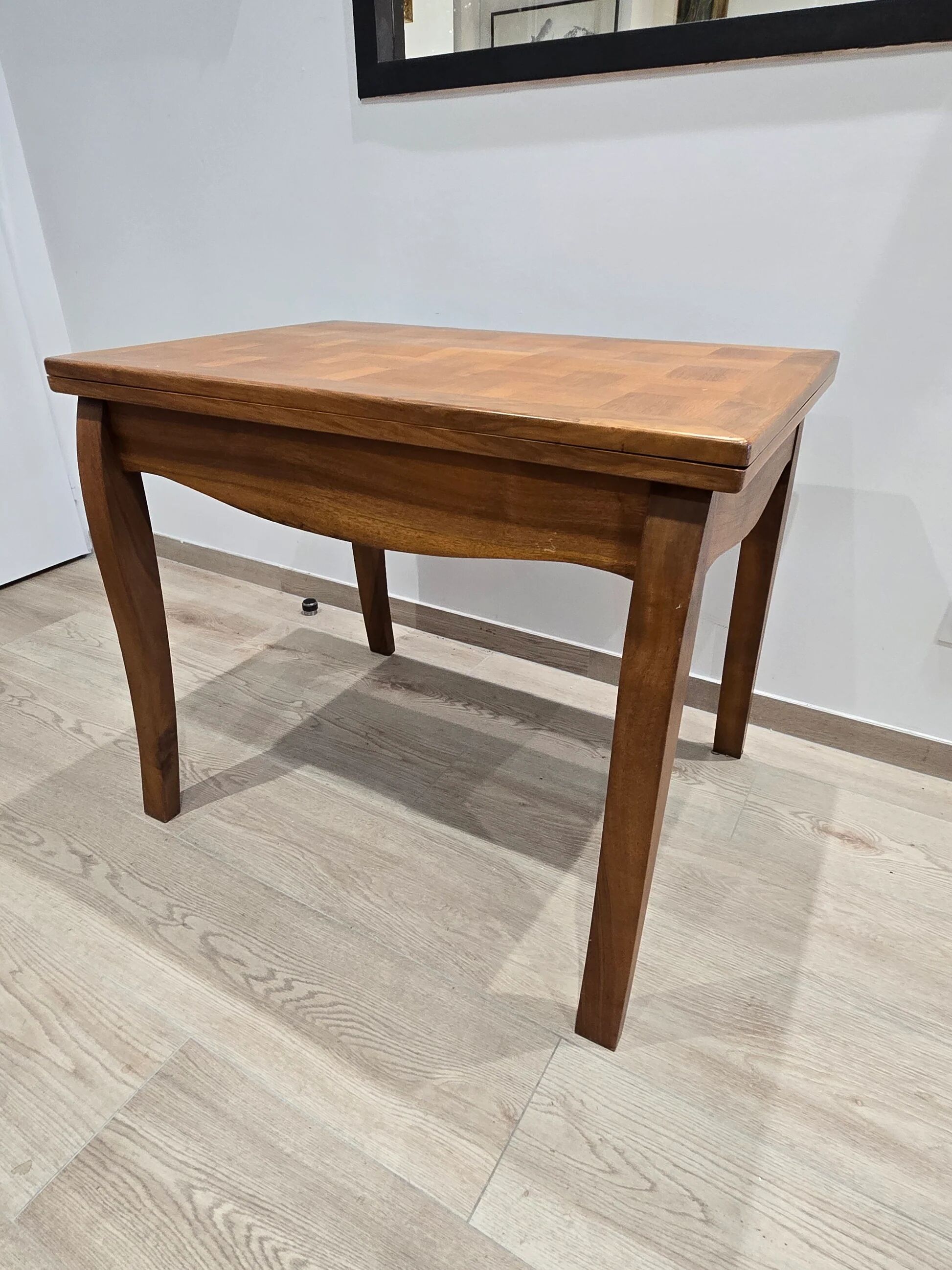 Table transformable vintage en bois de noyer et marqueterie