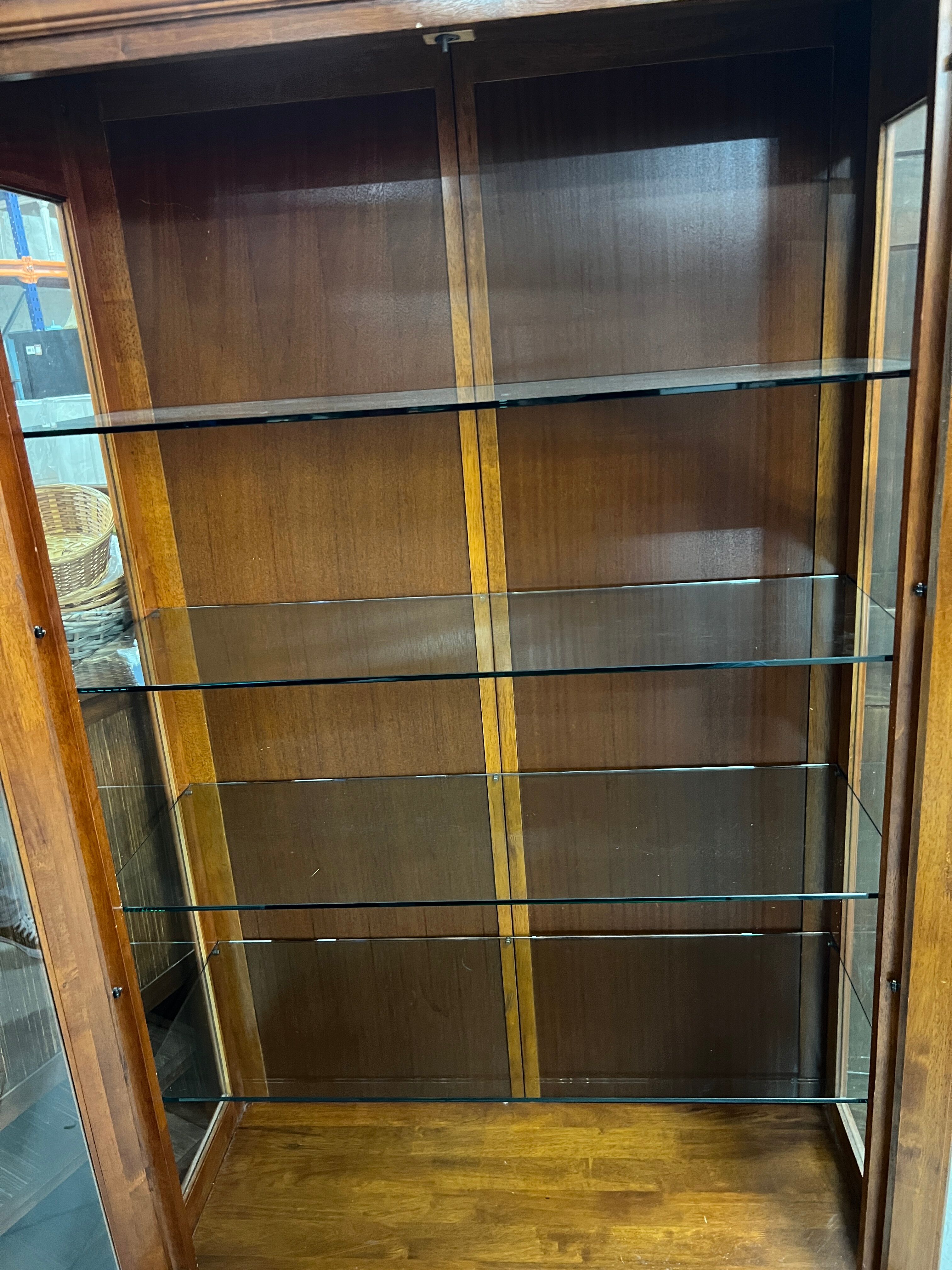 Vitrine en merisier 2 portes / 2 tiroirs