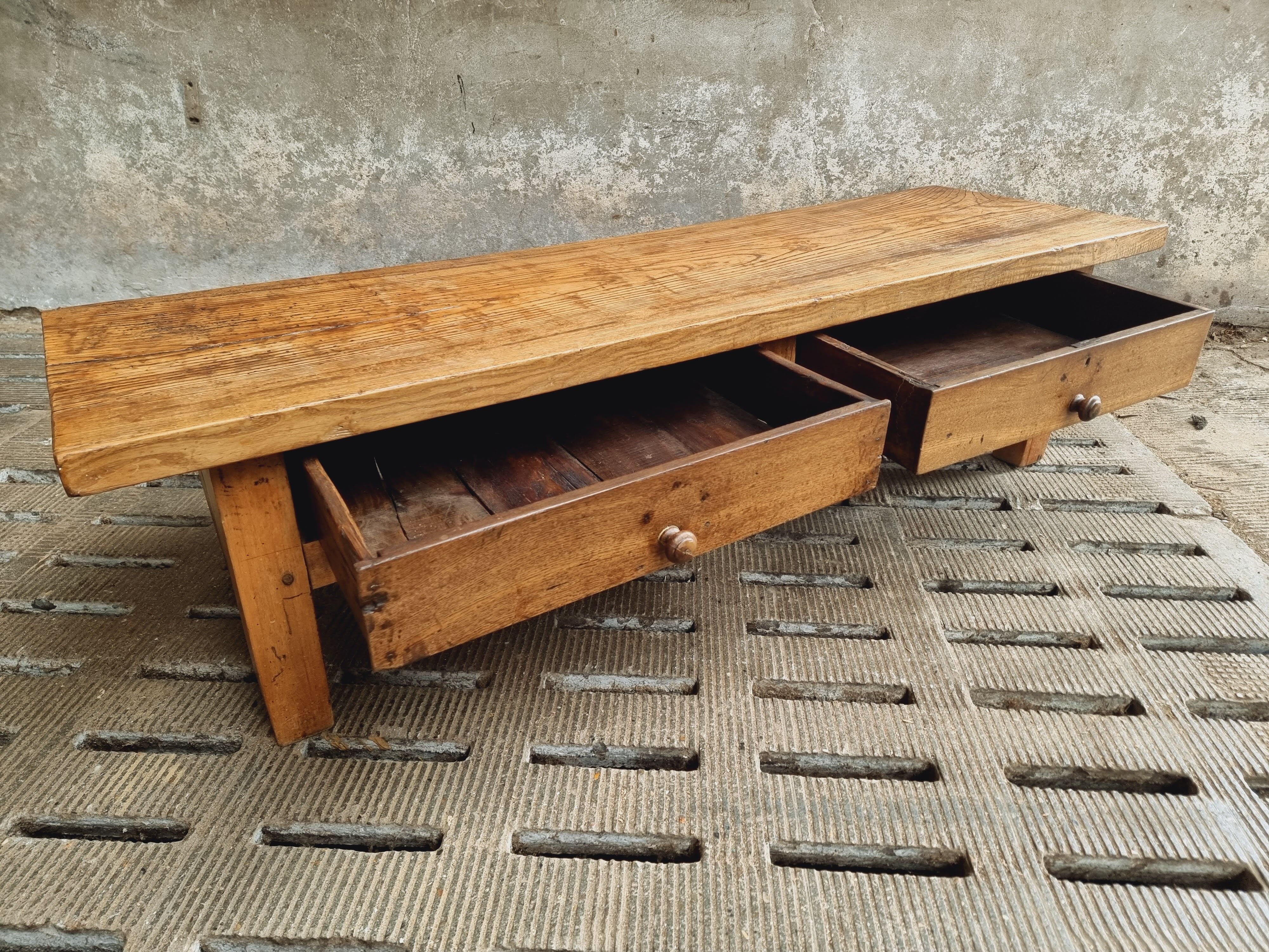 Table basse espagnole 19ème siècle