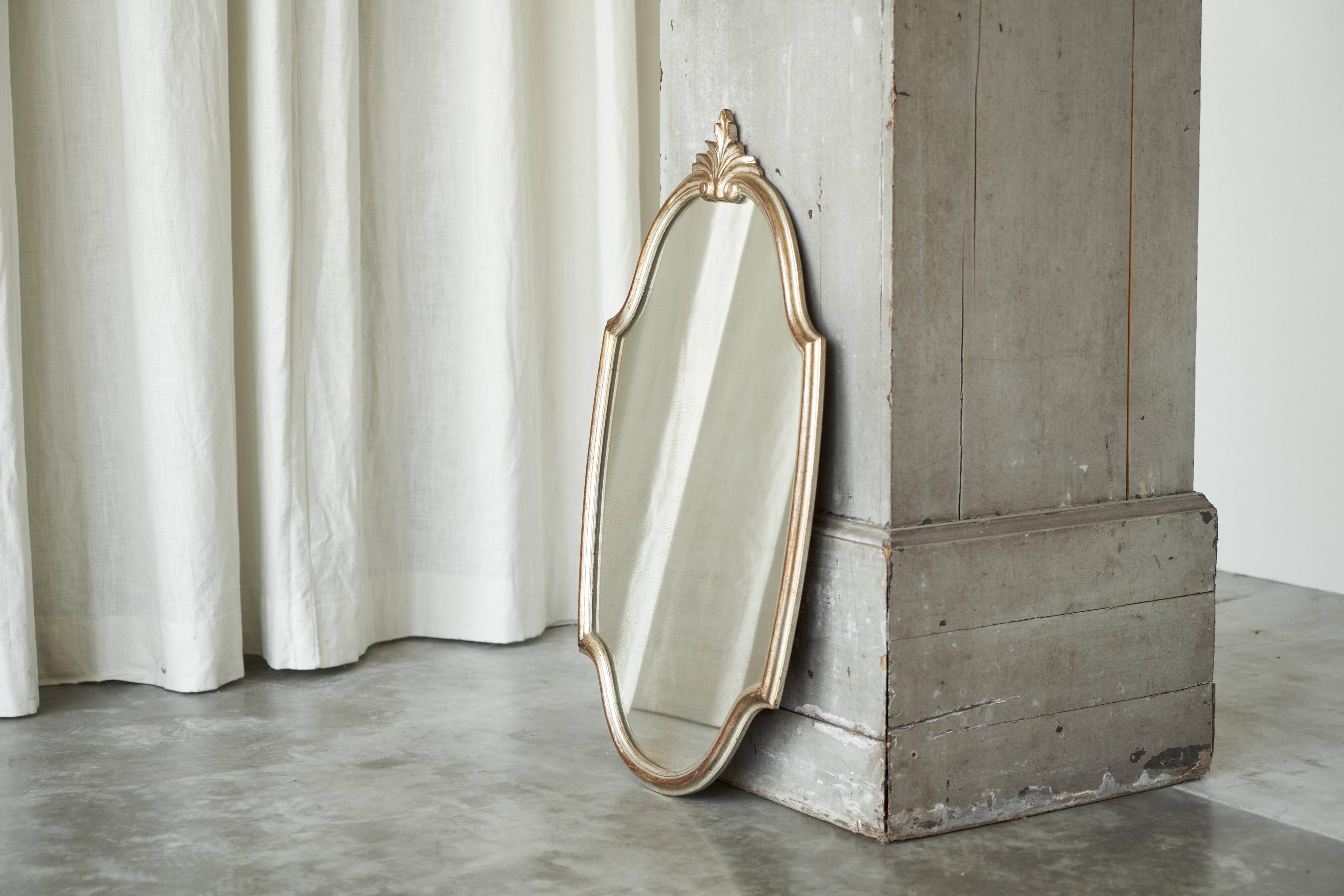 Miroir mural néoclassique en bois milieu du siècle