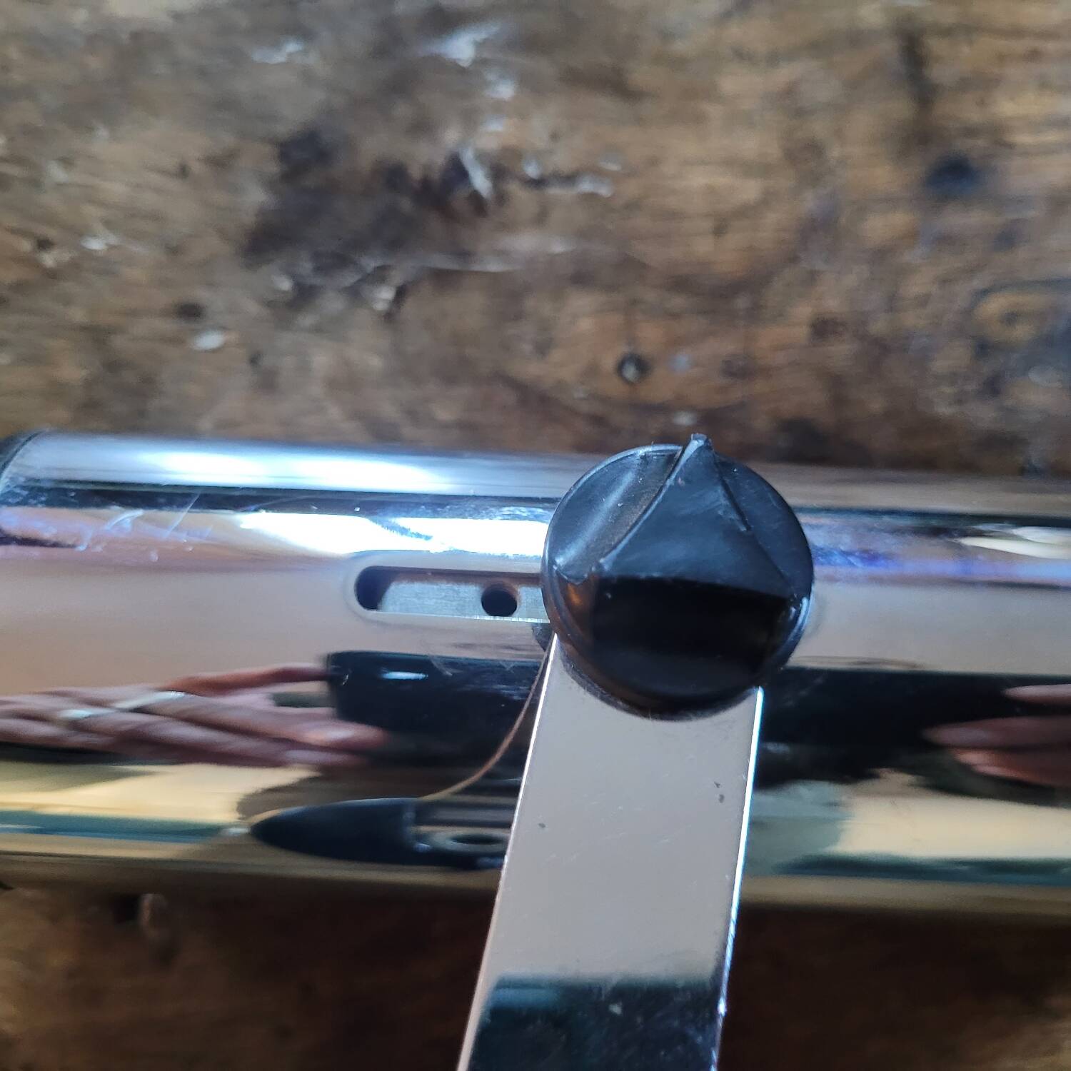 Spot mural orientable en métal chromé et aluminium noir