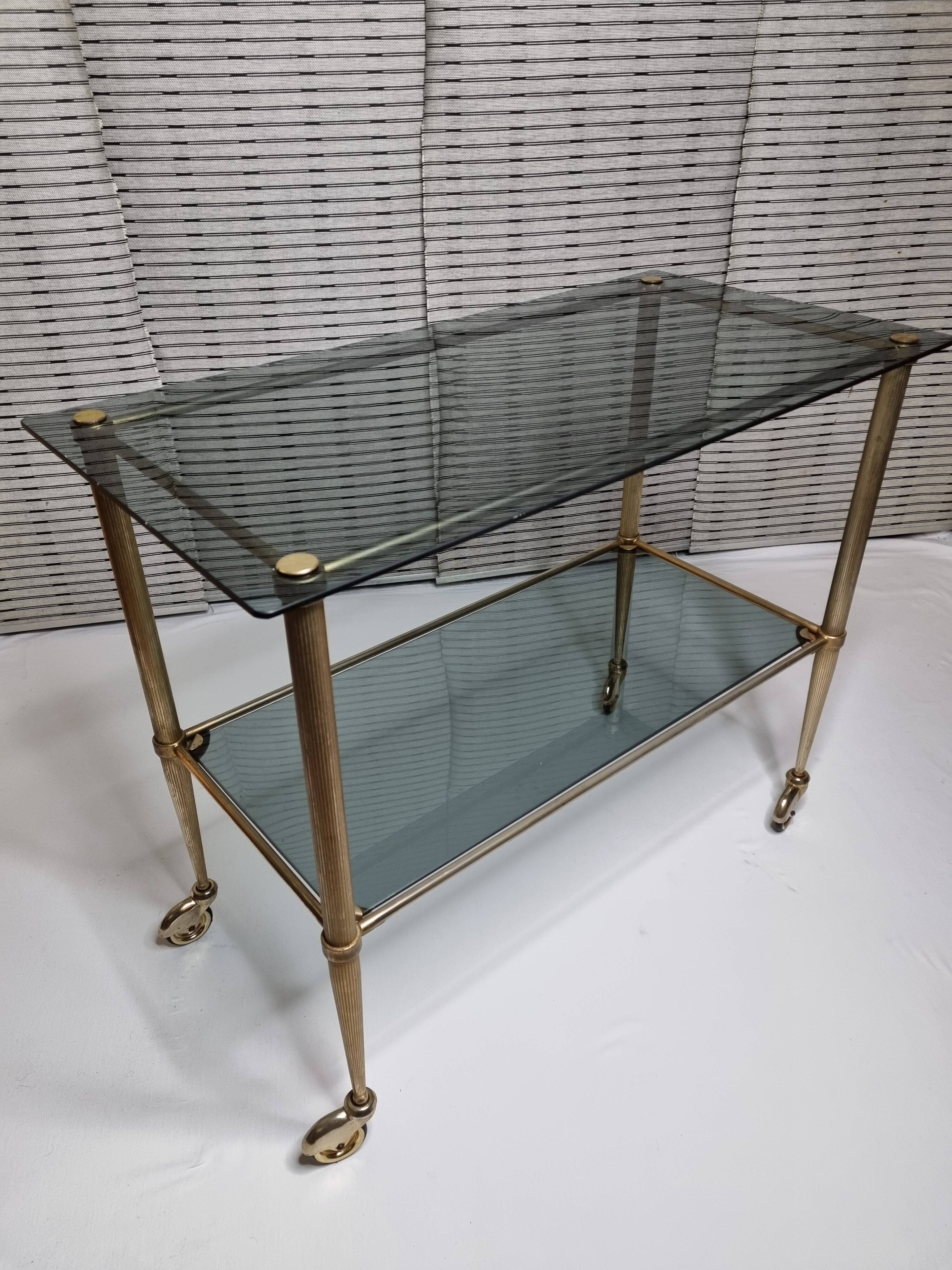 Desserte roulante à deux étages en verre fumé et métal doré, vintage années 60-70