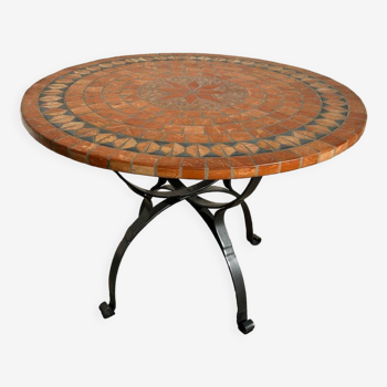 Round garden table in mosaic and iron
