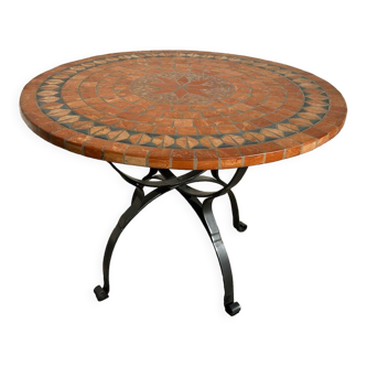 Round garden table in mosaic and iron