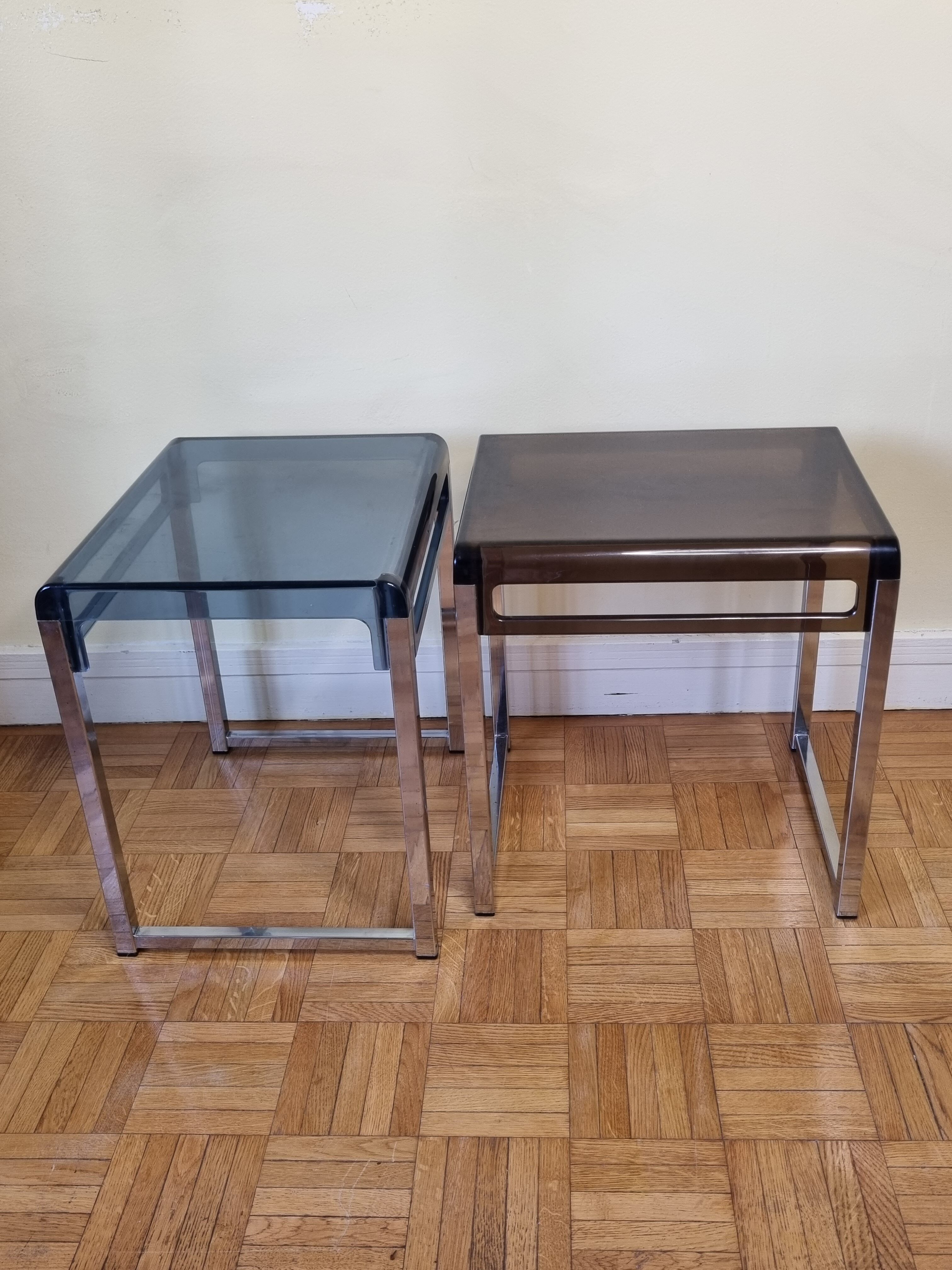 Paire de tables de chevet en plexiglas et chrome bleue et fumé, années 70