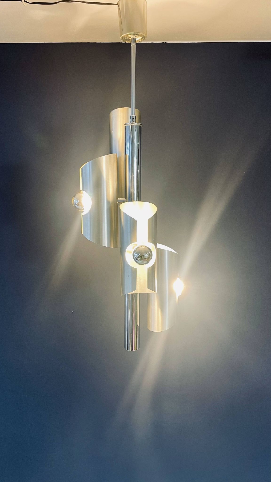 Lampe design en métal avec quatre ampoules argentées