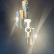 Lampe design en métal avec quatre ampoules argentées
