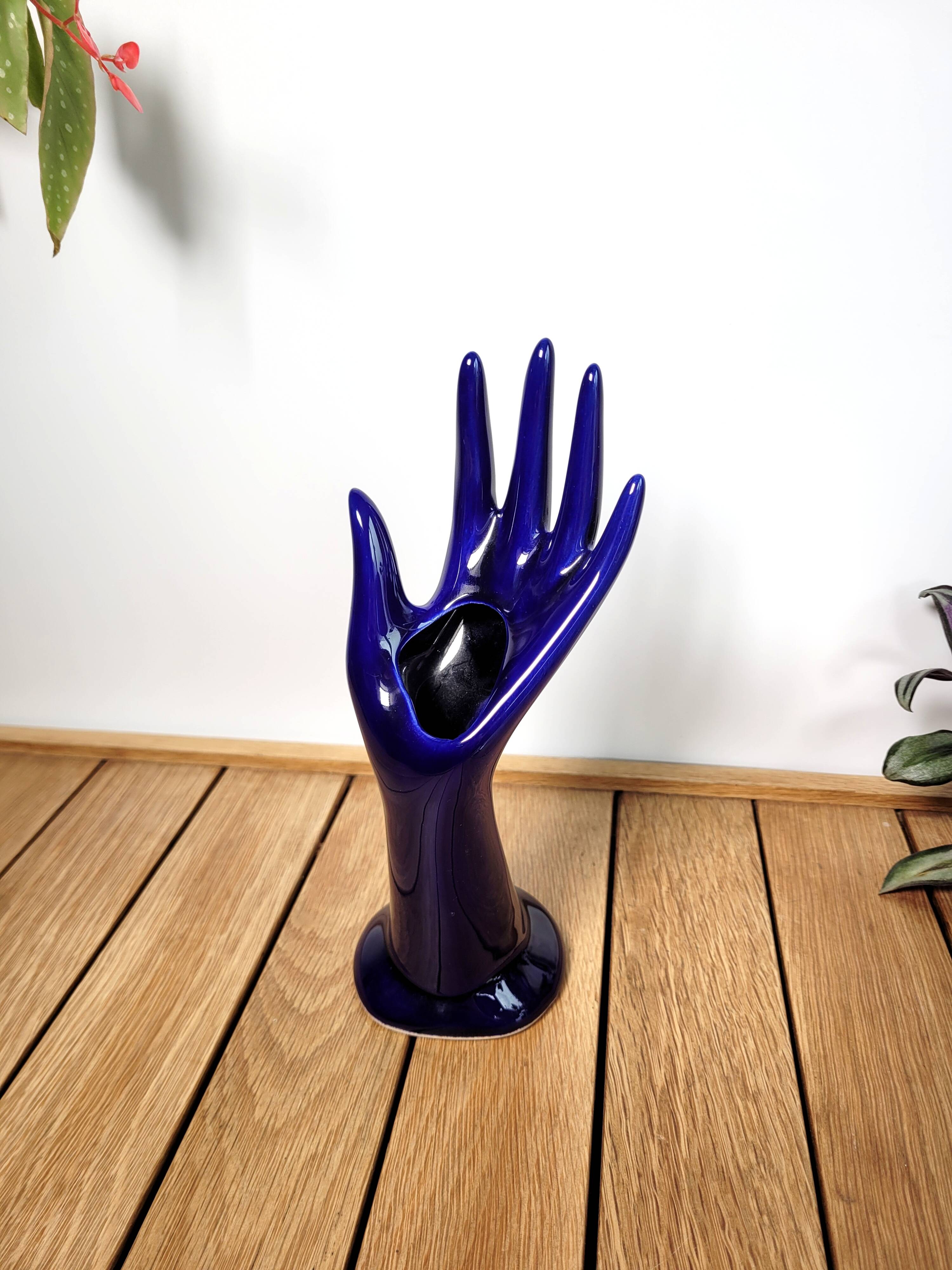 Hand ring and vintage ceramic soliflore