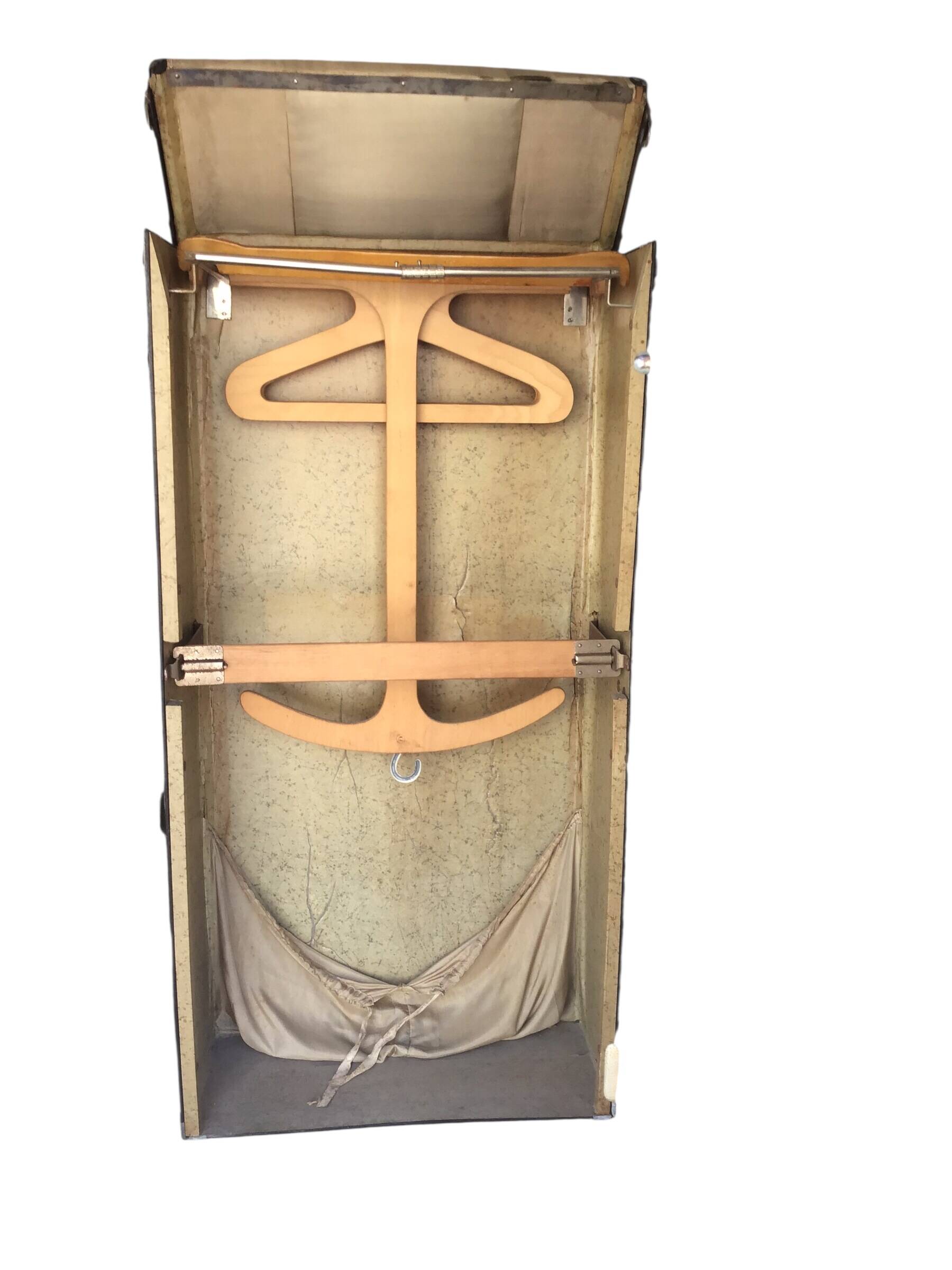 Antique vertical cabin trunk – 109 cm – parchment interior