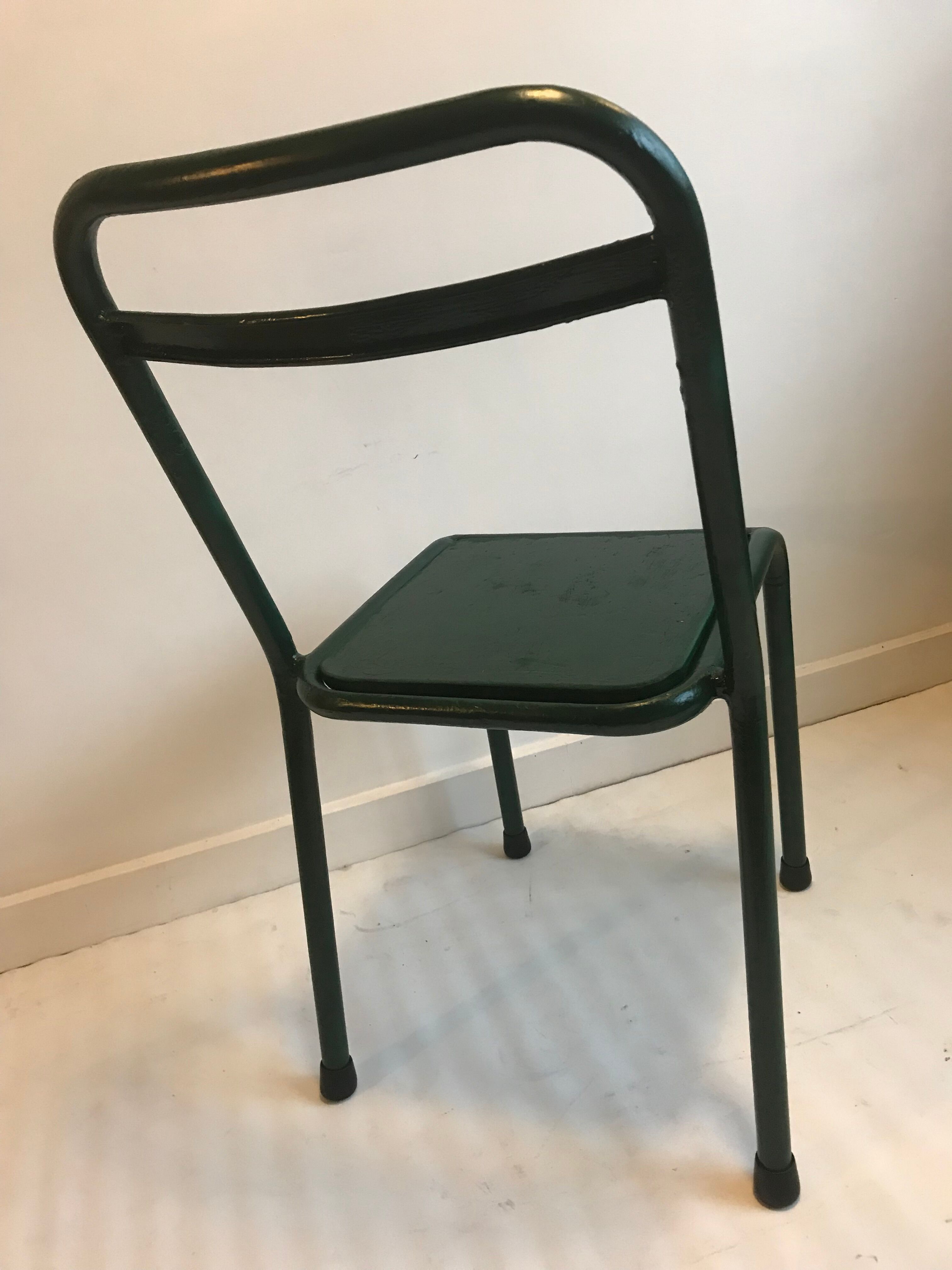 Chaise en métal vert