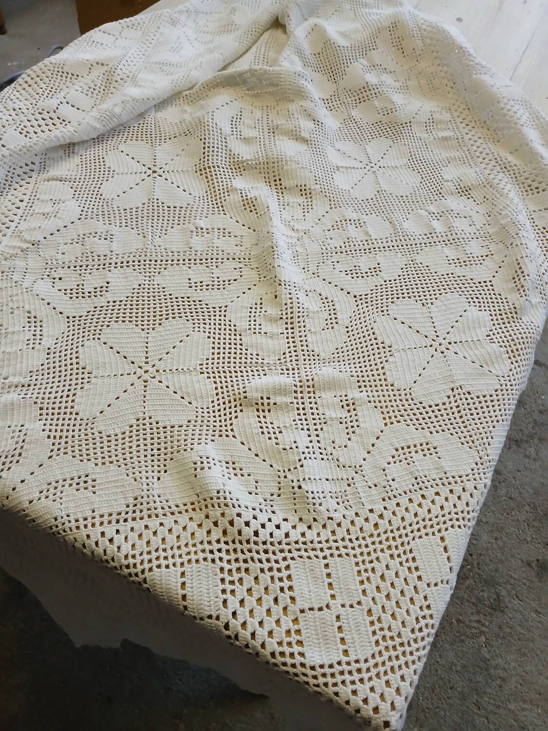 Dessus de lit / nappe / rideau ancien en crochet