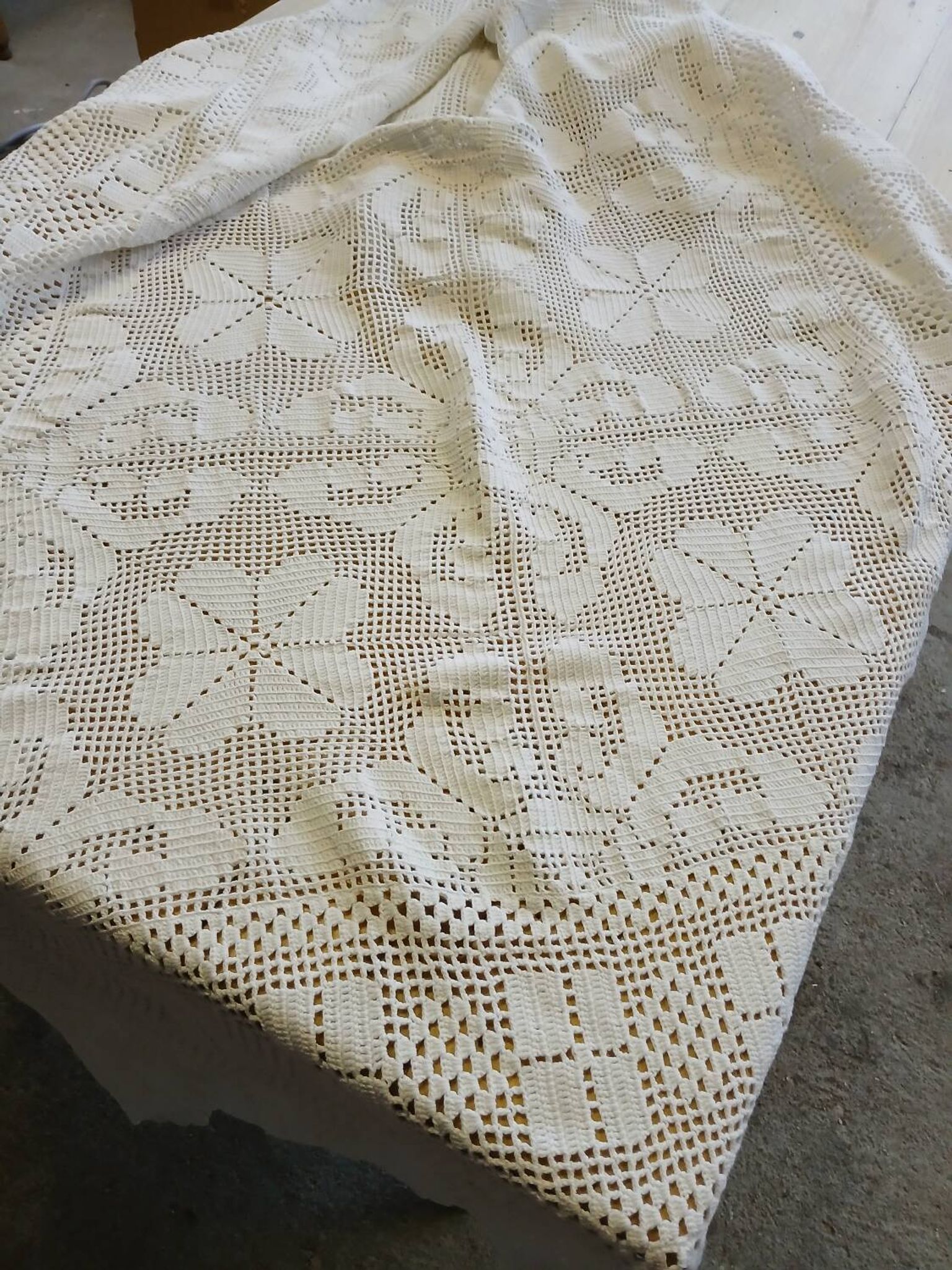 Dessus de lit / nappe / rideau ancien en crochet