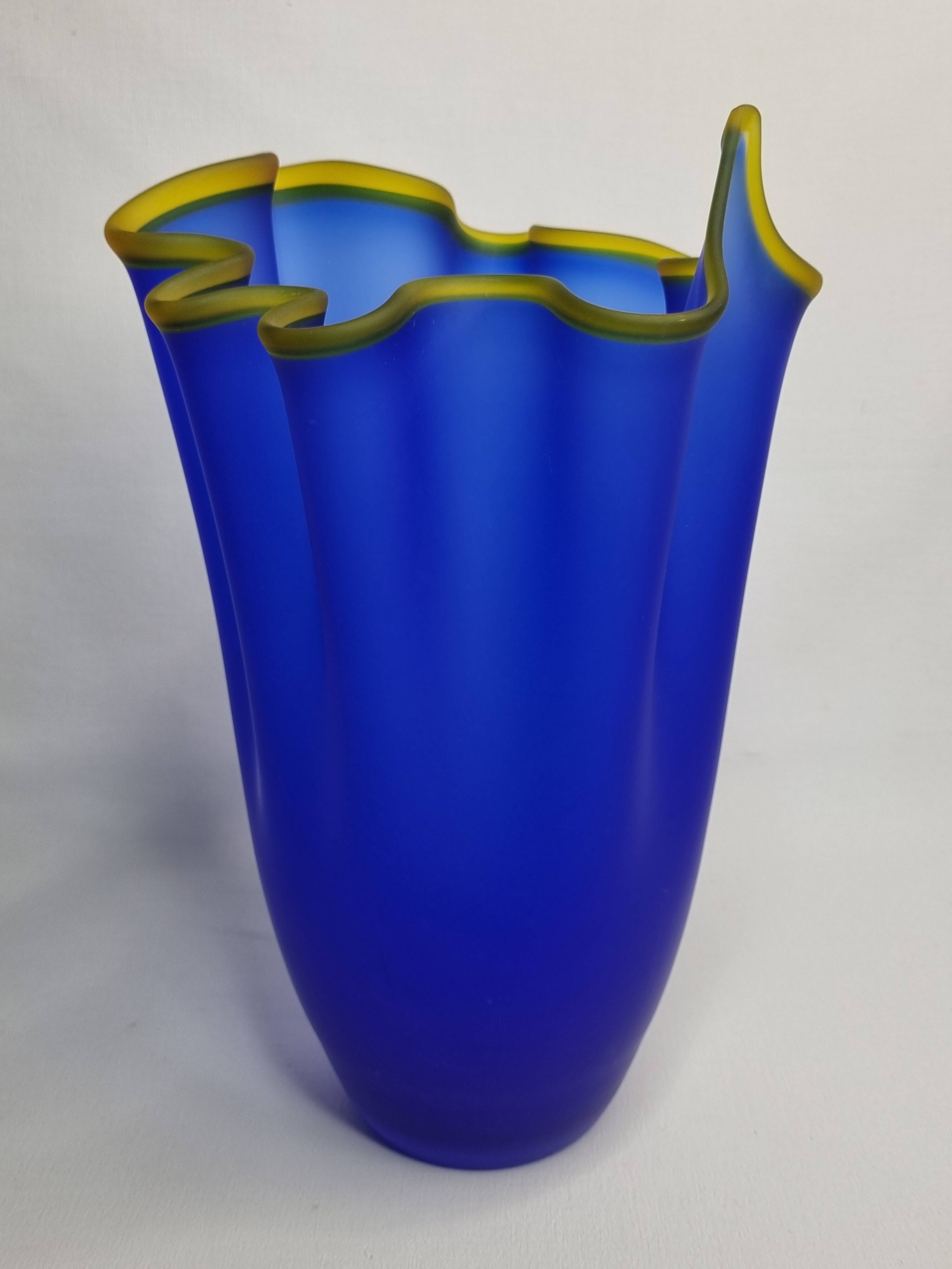 Vase handkerchief in vintage Murano glass, cobalt blue with yellow edging, 80s, 30 cm