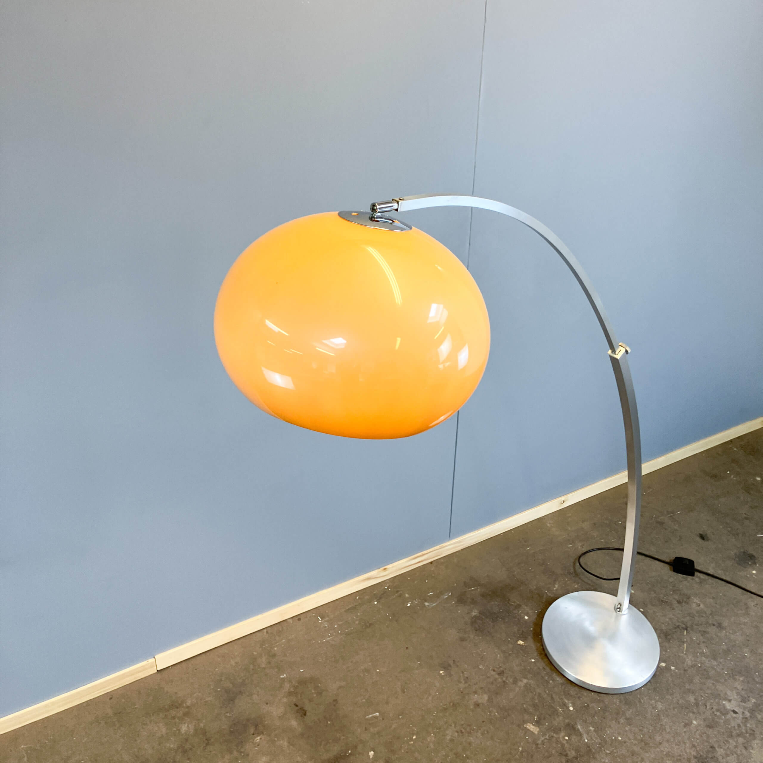 Lampe arquée par Sölken, aluminium brossé avec un abat-jour en verre acrylique, années 1970.
