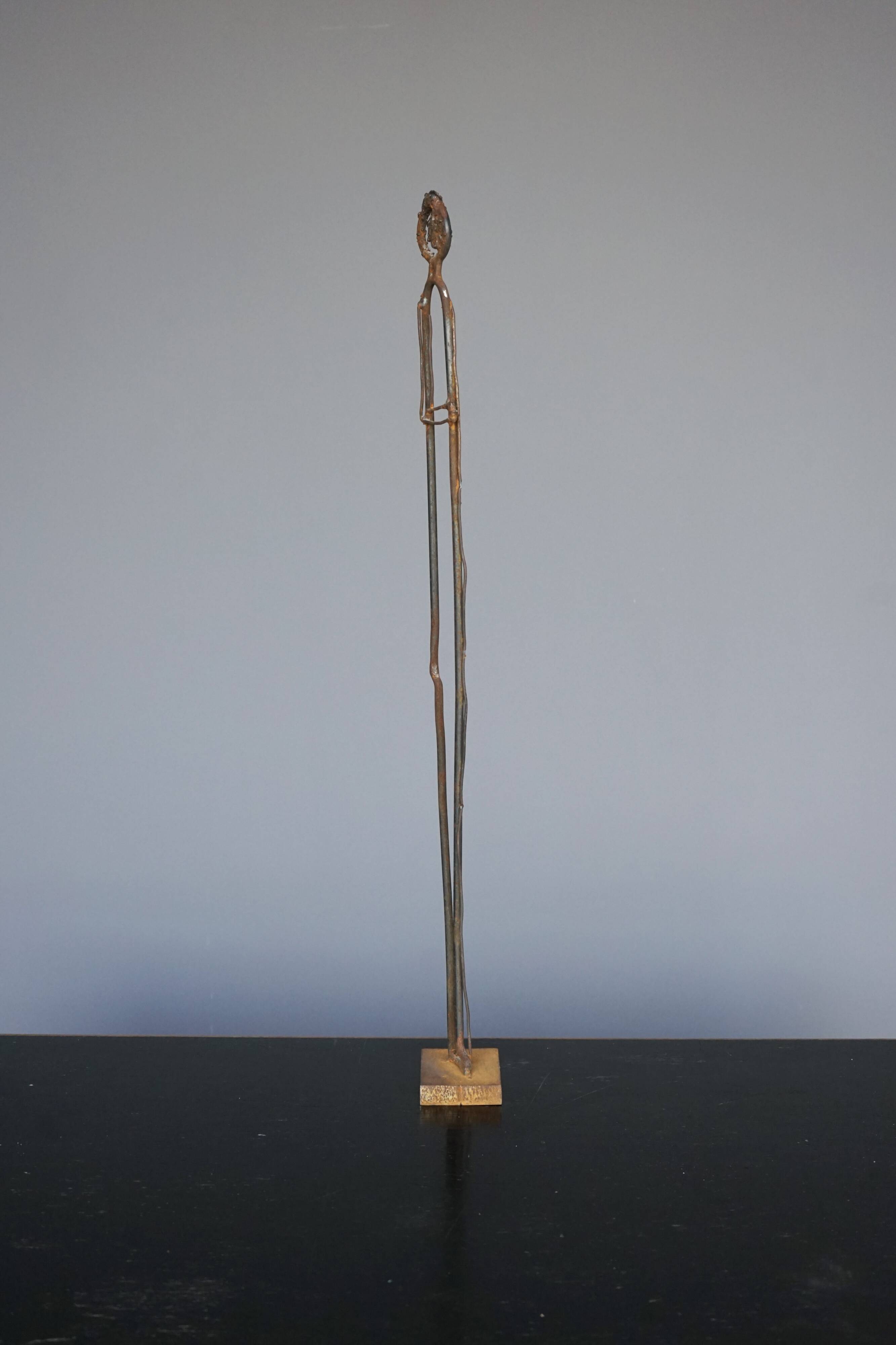 Sculpture en métal représentant un personnage debout. XXe siècle