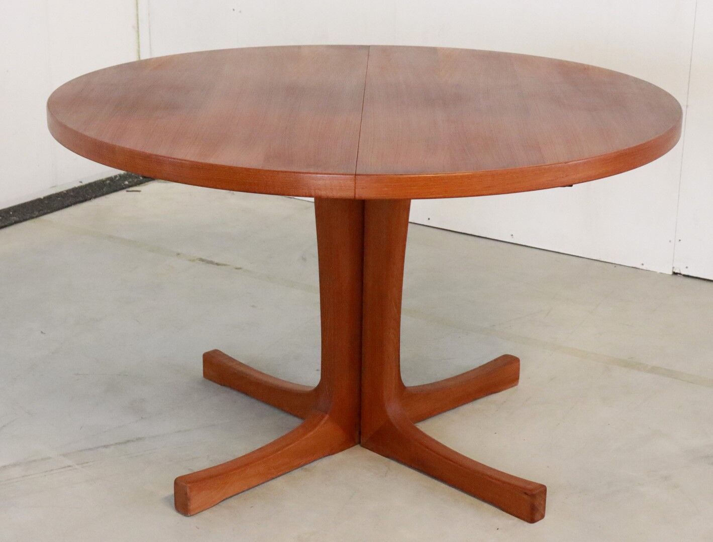 Danish design round dining table 2x extendable 'mejls'