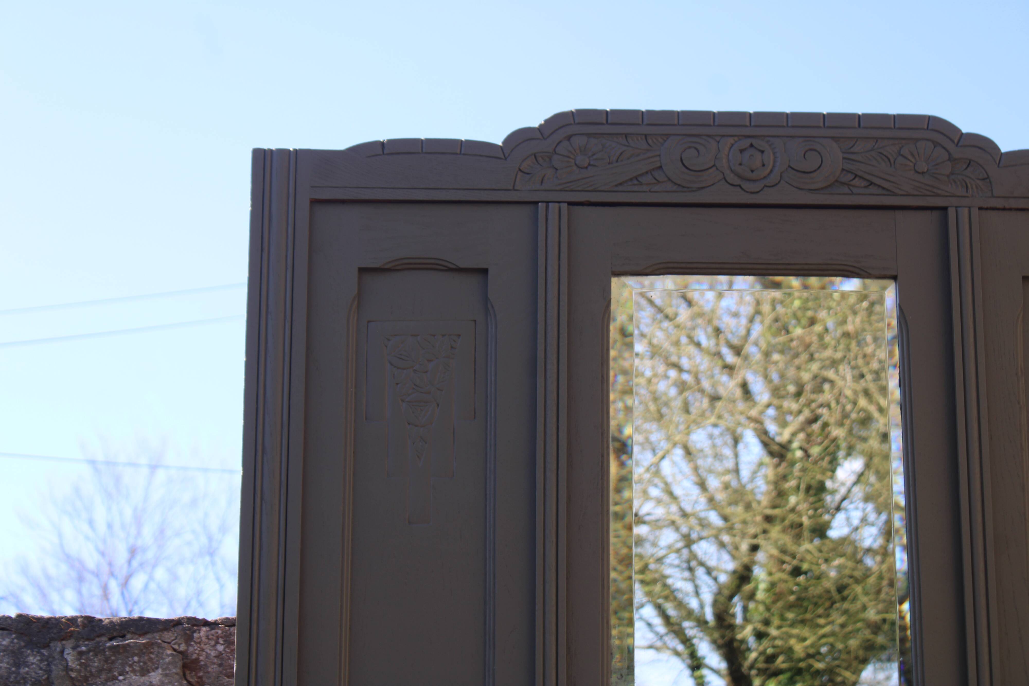 Art Deco wardrobe with three doors – Kaki Barda (Liberon)