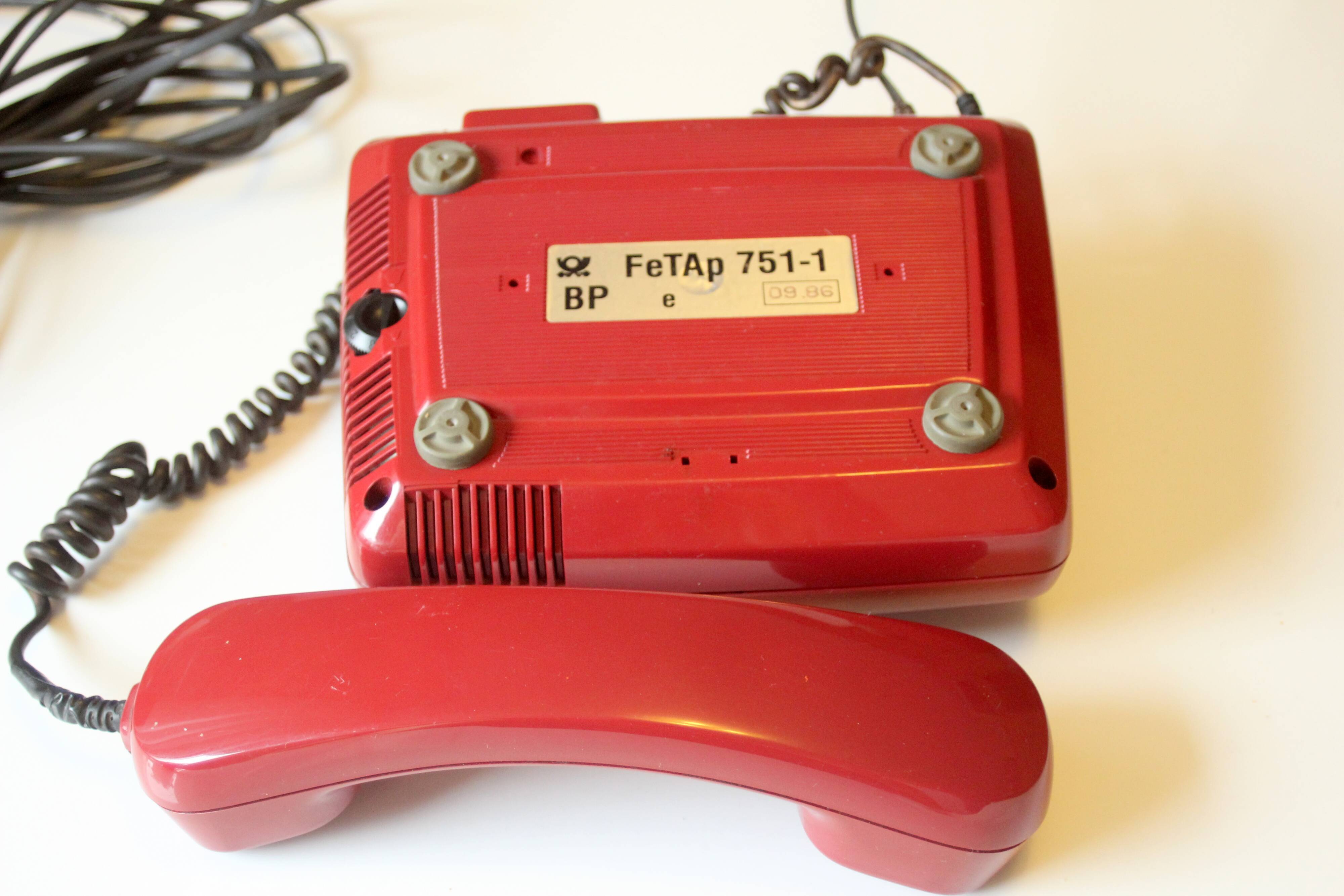 Téléphone vintage allemand avec cadran pad, touches, usuable, vintage des années 1980