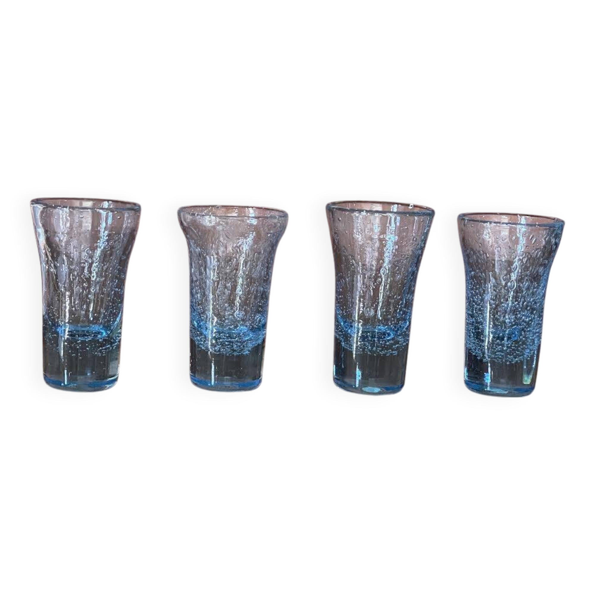 Lot de 4 verres soufflé bleux.