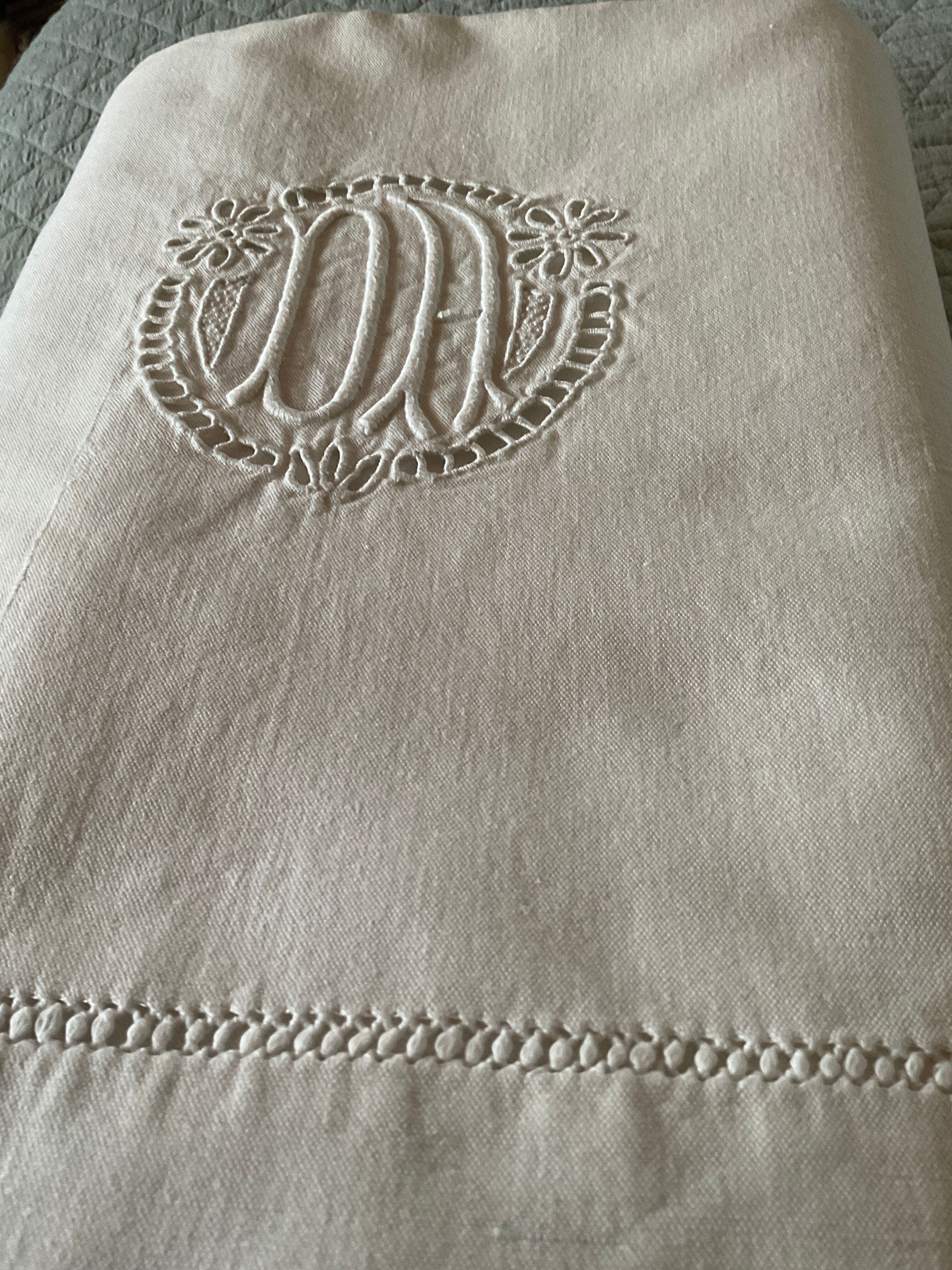 Old metis cloth. embroidered da monogram. n13°