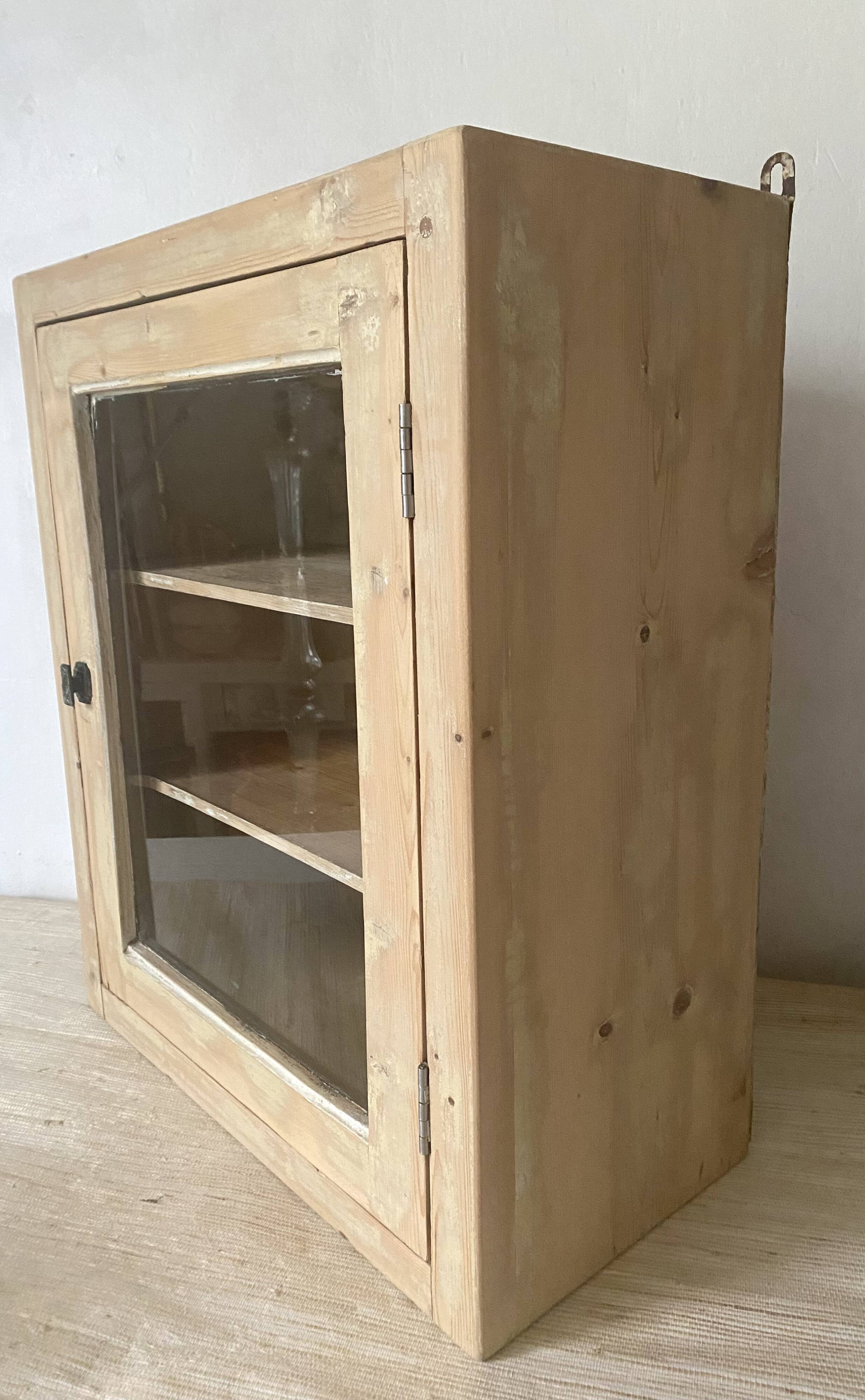 Armoire murale , vitrine à suspendre