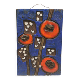 Relief en céramique d'un bleu attrayant avec un motif de fleurs blanches/rouges.
