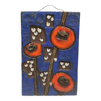 Relief en céramique d'un bleu attrayant avec un motif de fleurs blanches/rouges.
