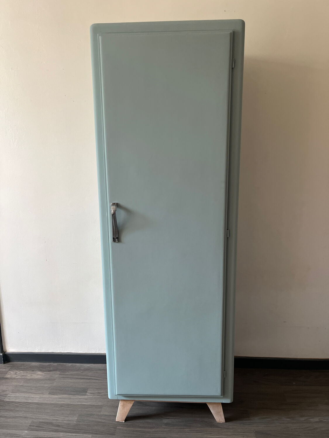 Cabinet 50 feet compass