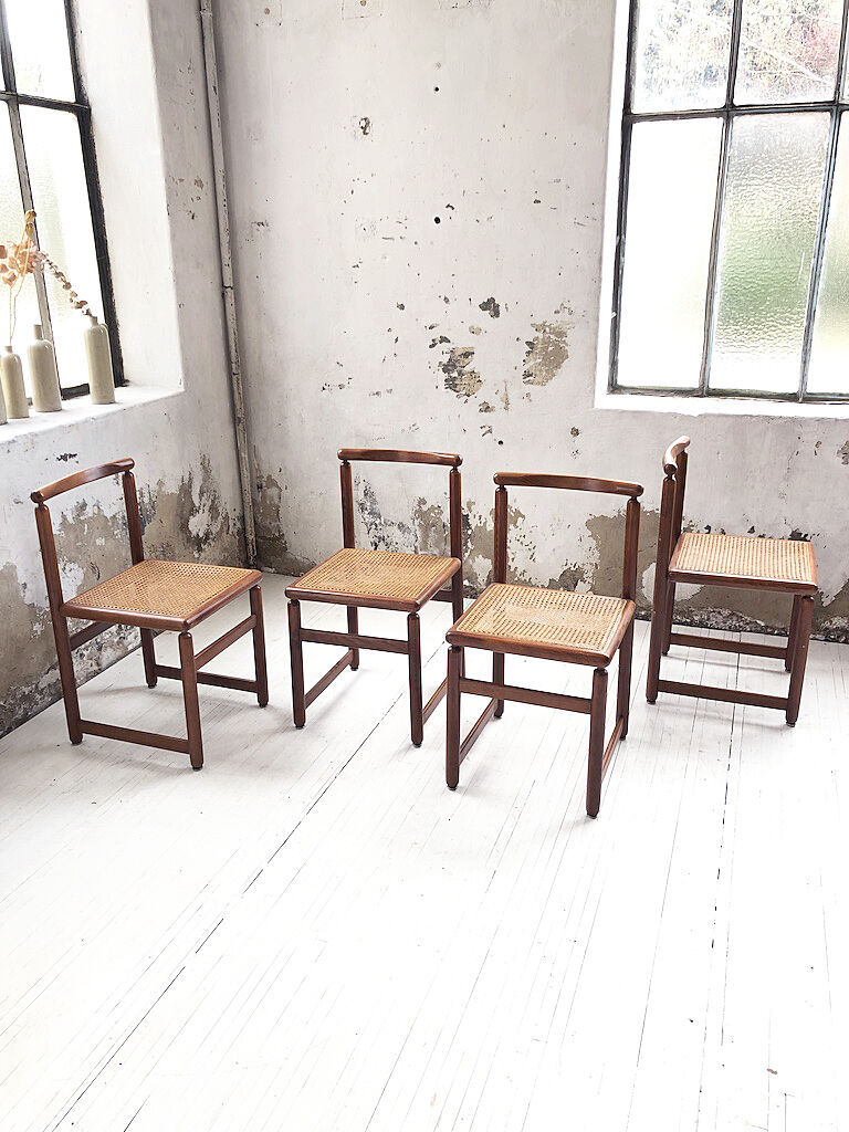 Lot de 4 chaises cannées années 50