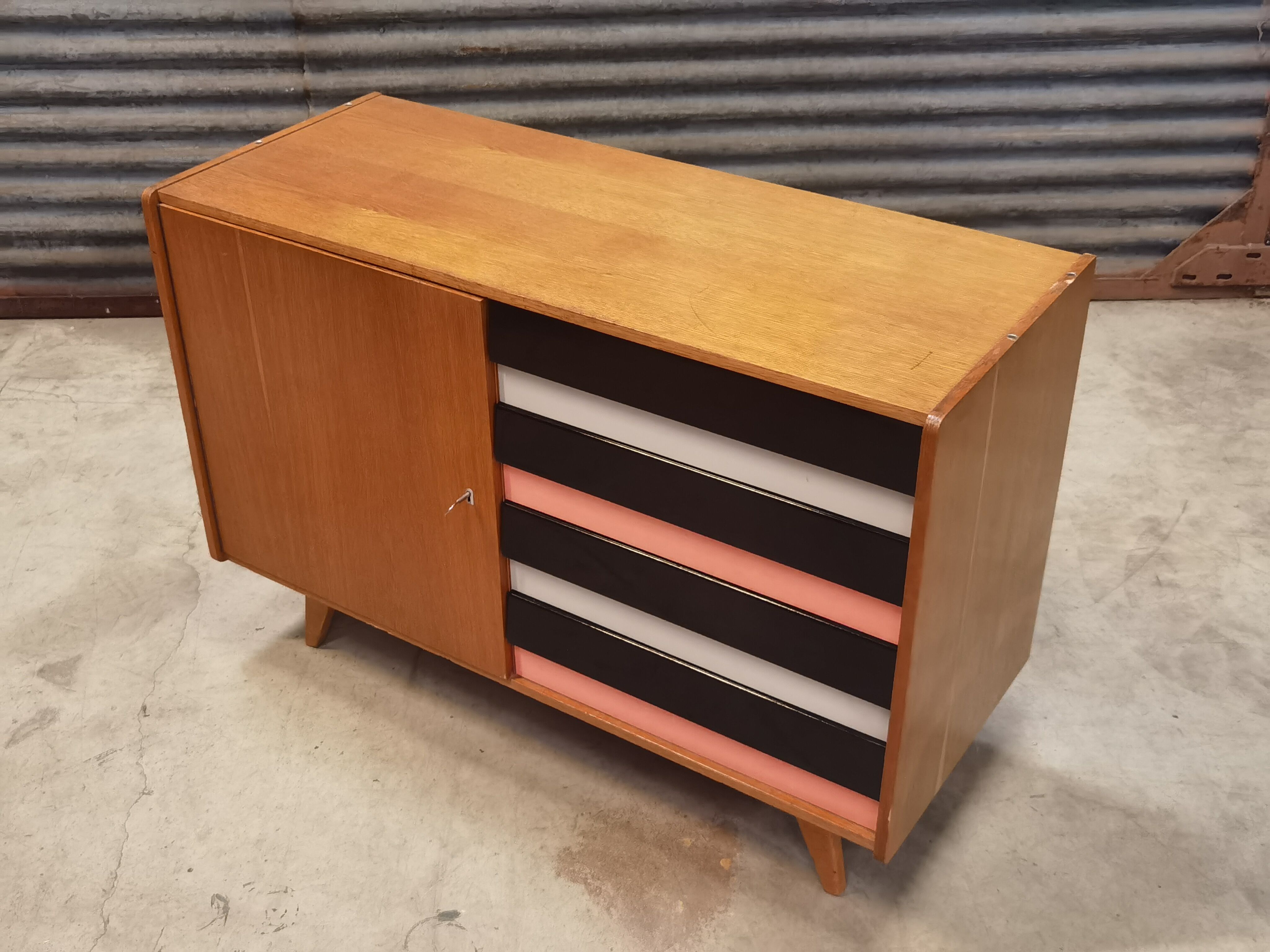 Buffet U 458 Jiri Jiroutek pour Interier Praha 1960