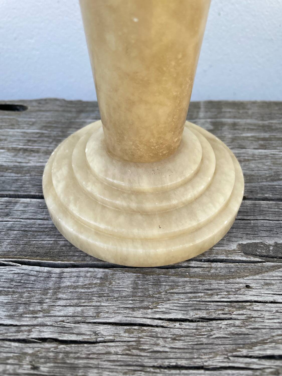 Beige alabaster art deco lamp
