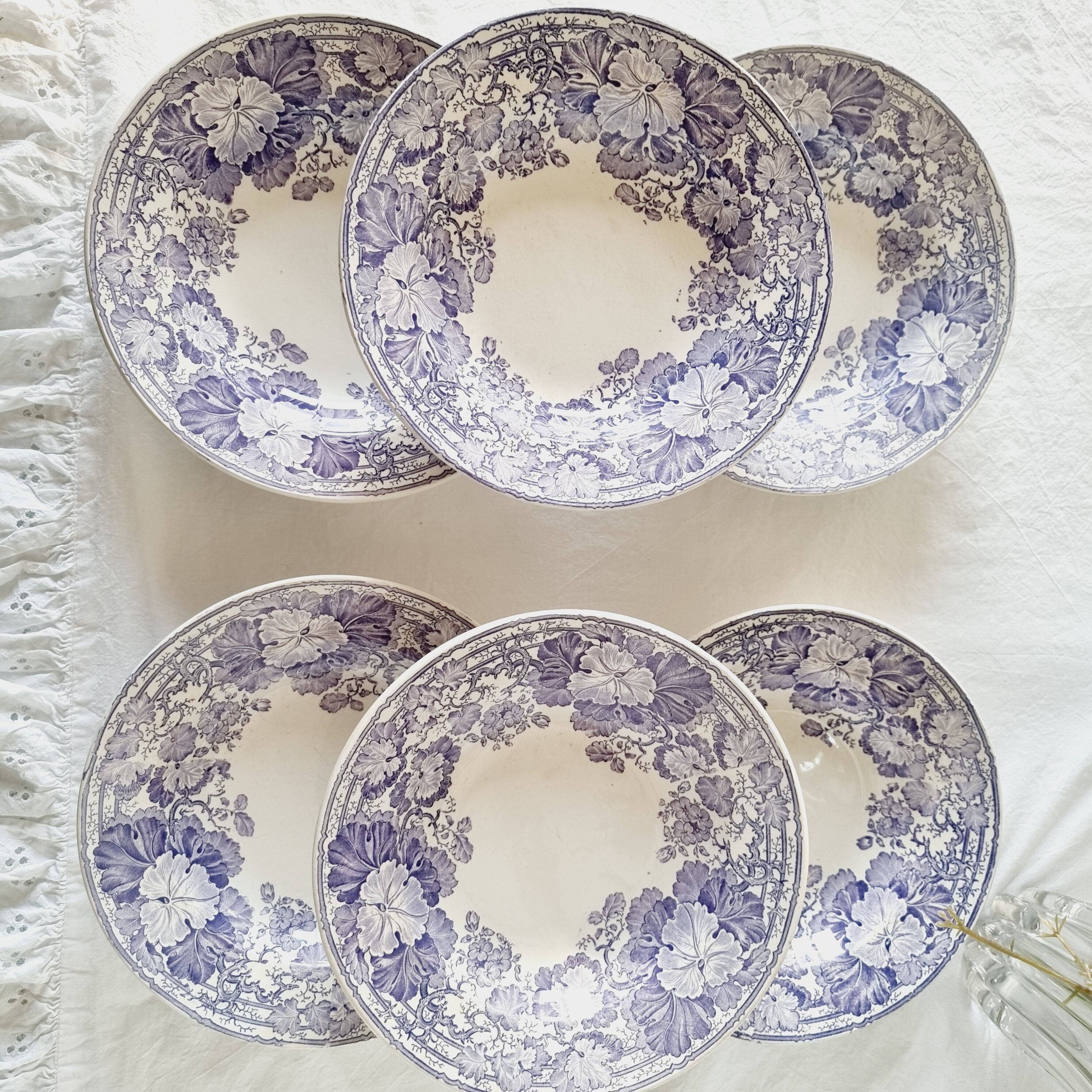 6 assiettes creuses en terre de fer violette, Sarreguemines U&C service "Géranium", 19ème siècle