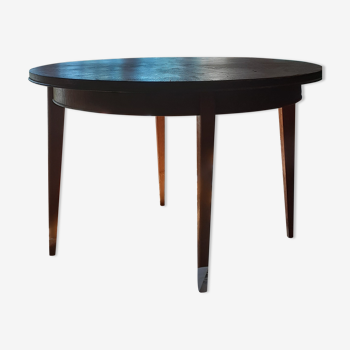 Scandinavian round table