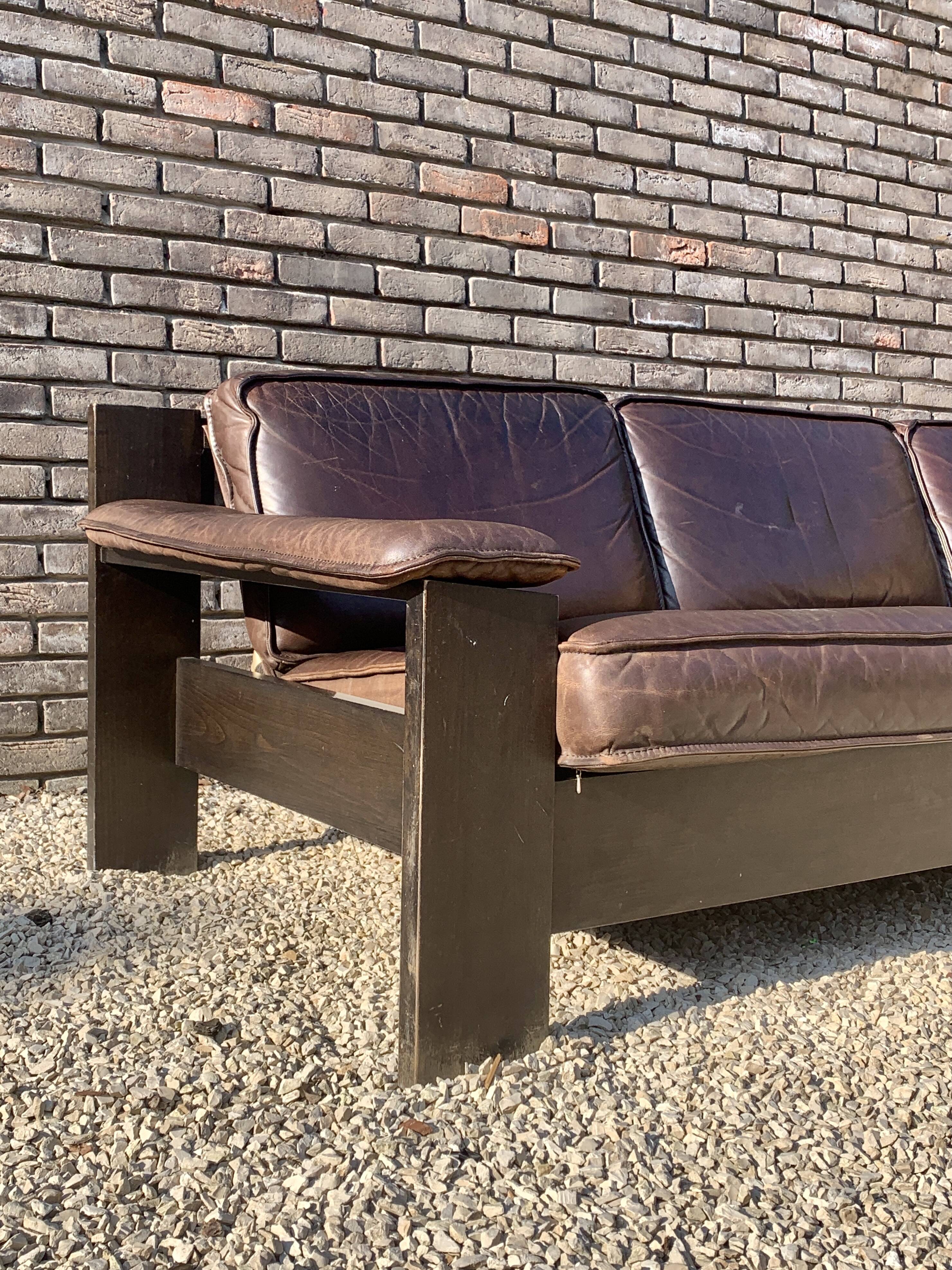 Brutalist sofa in brown leather by Harry de Groot for Leolux, 1970.