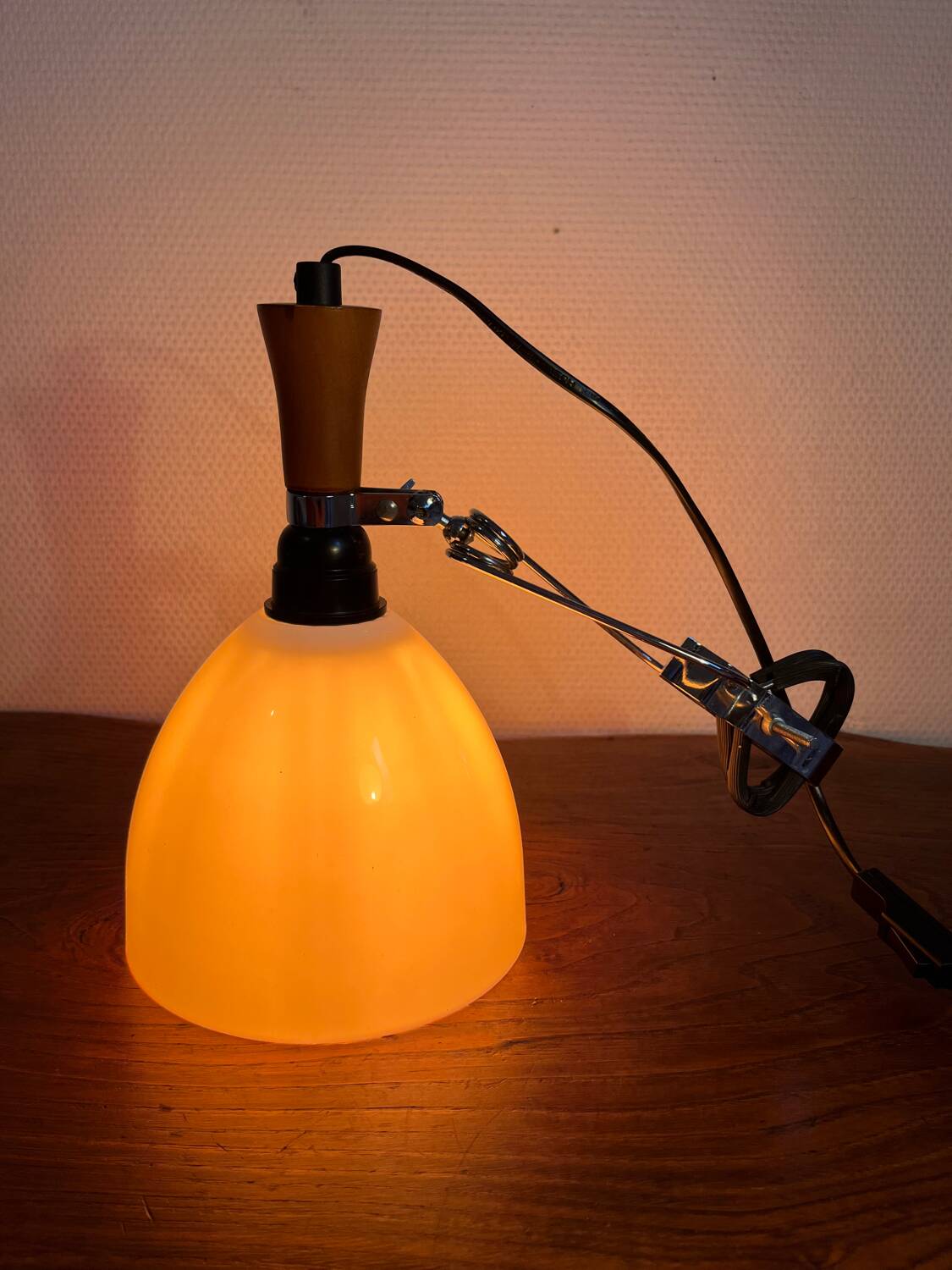 Articulated clamp-on workshop lamp